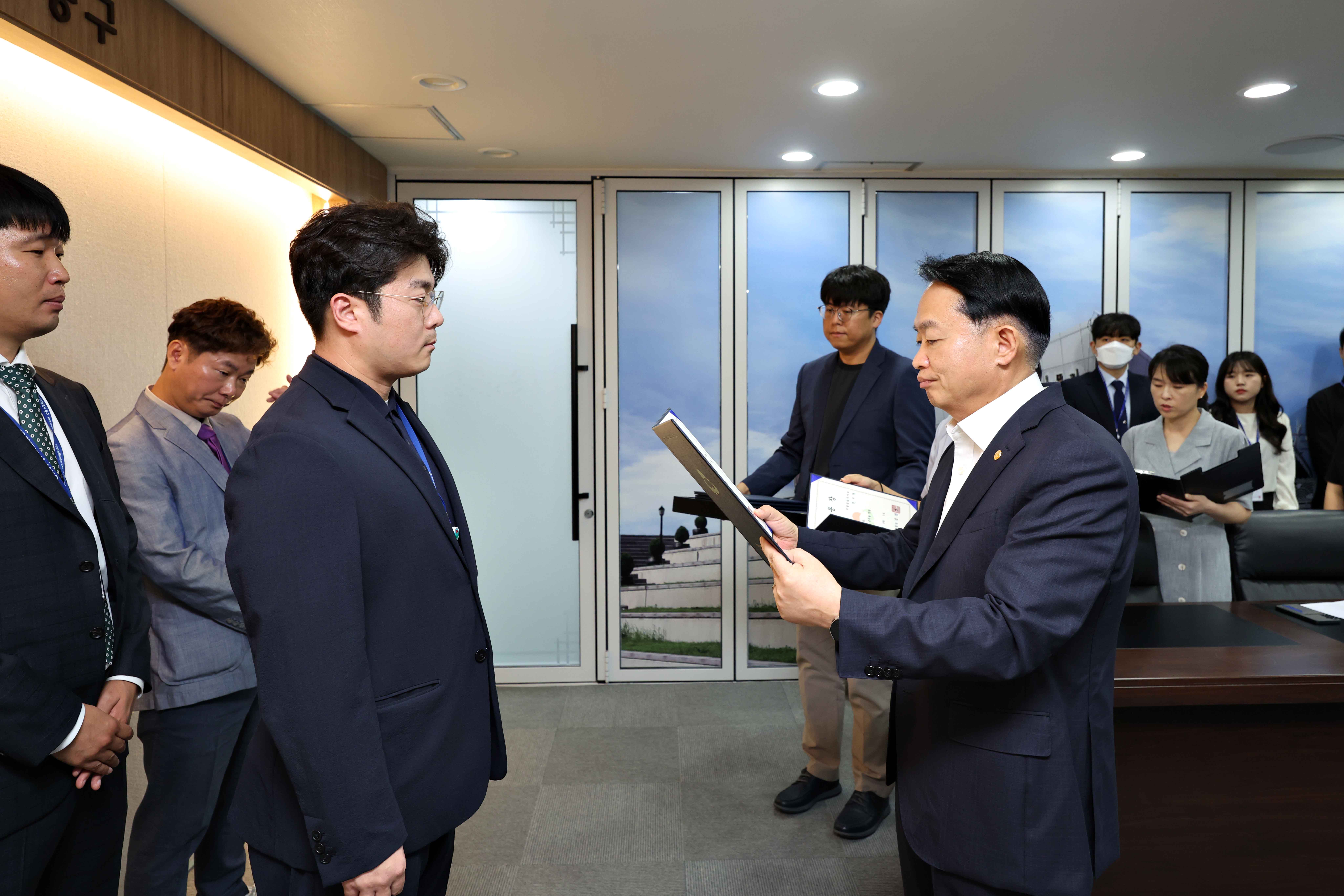20250829_임용장_수여식2.jpg 이미지