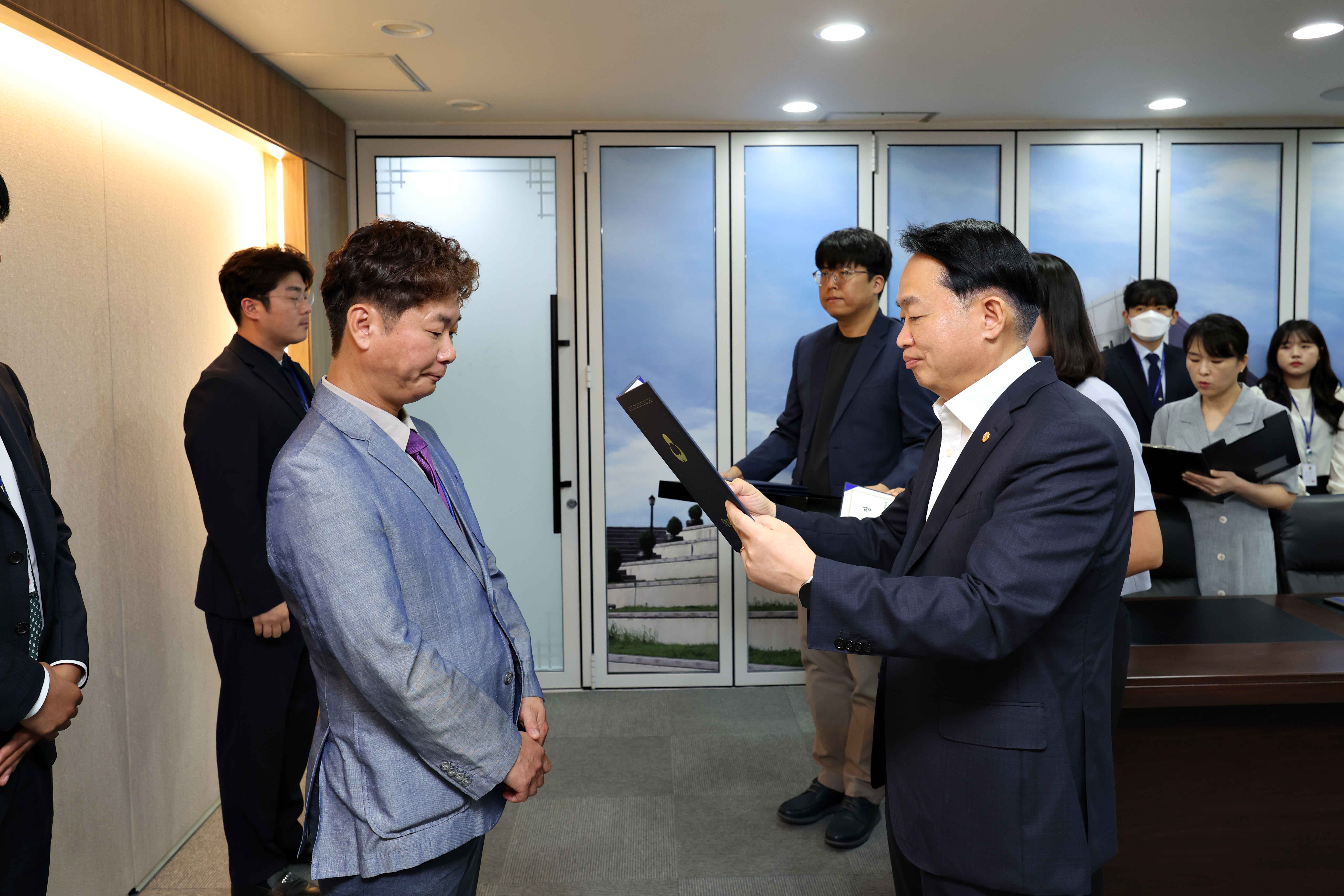 20250829_임용장_수여식3.jpg 이미지