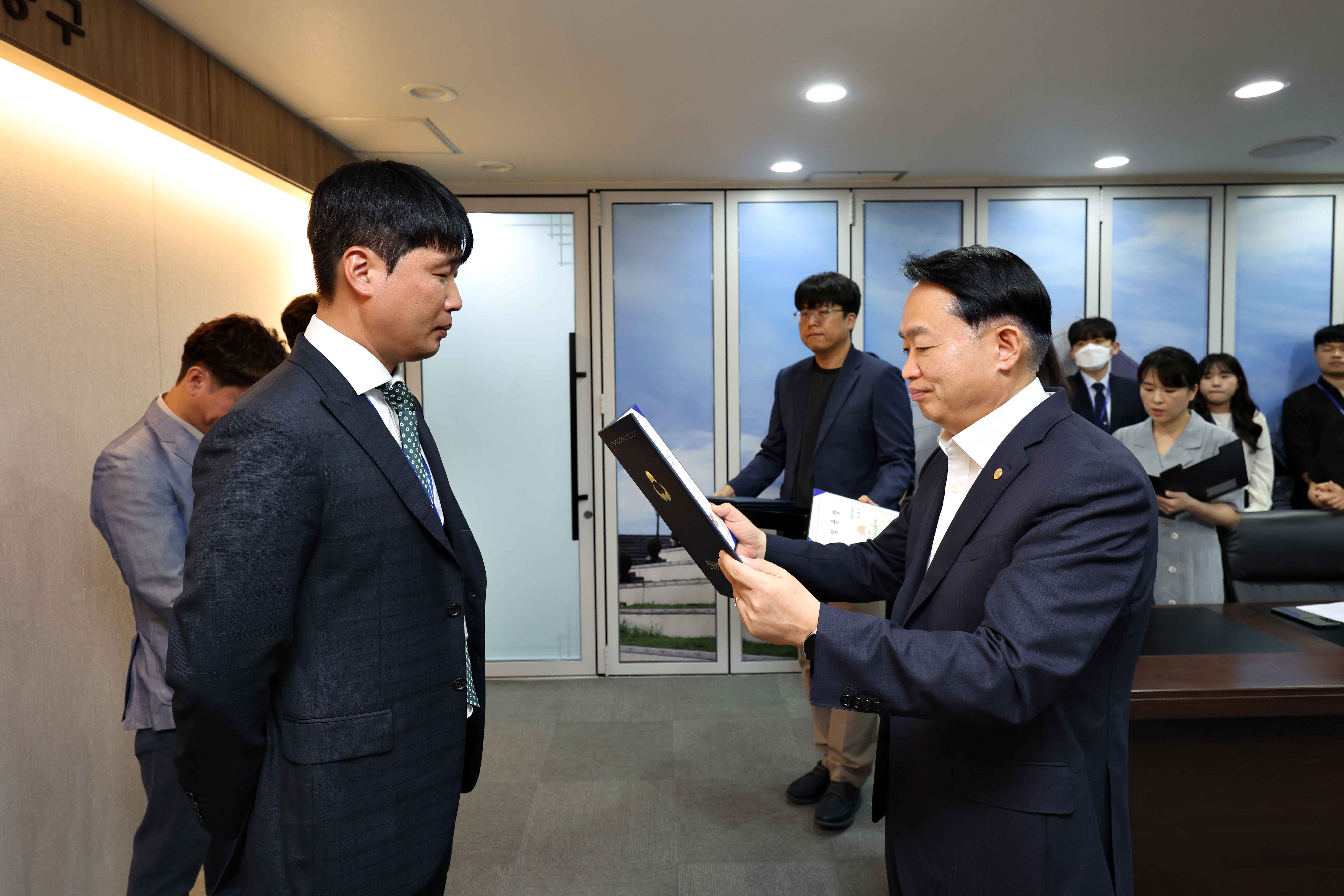 20250829_임용장_수여식4.jpg 이미지