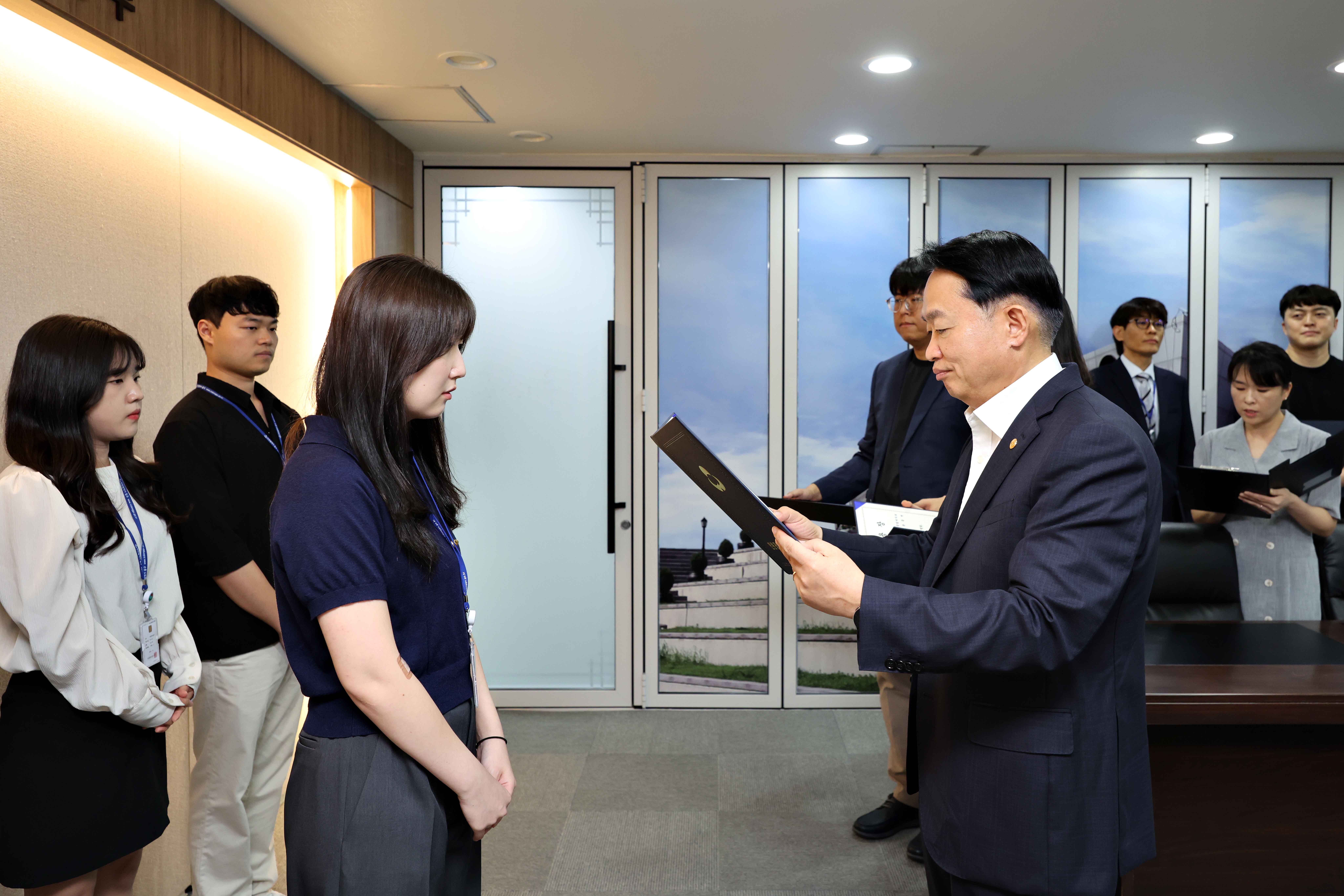 20250829_임용장_수여식7.jpg 이미지