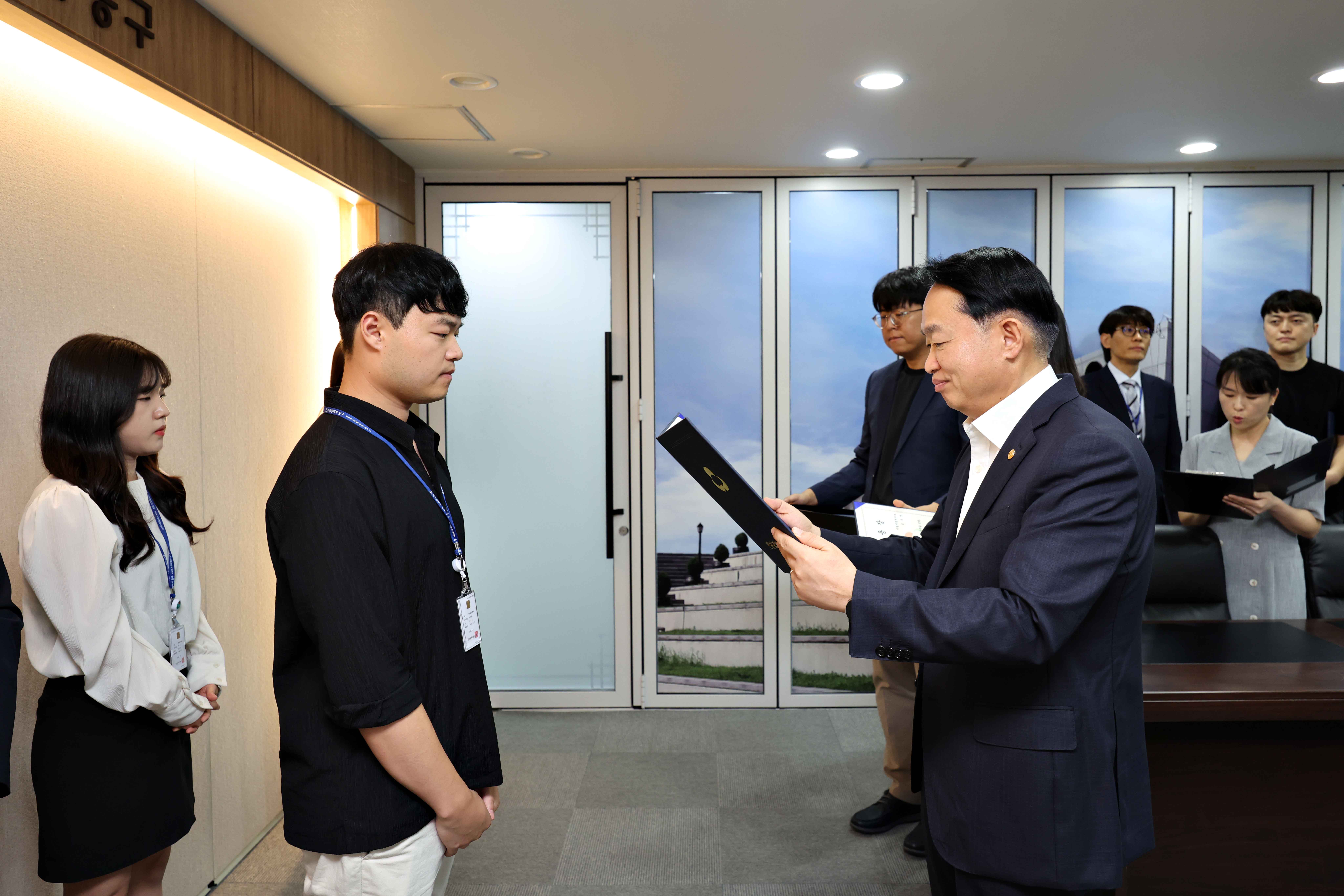 20250829_임용장_수여식8.jpg 이미지