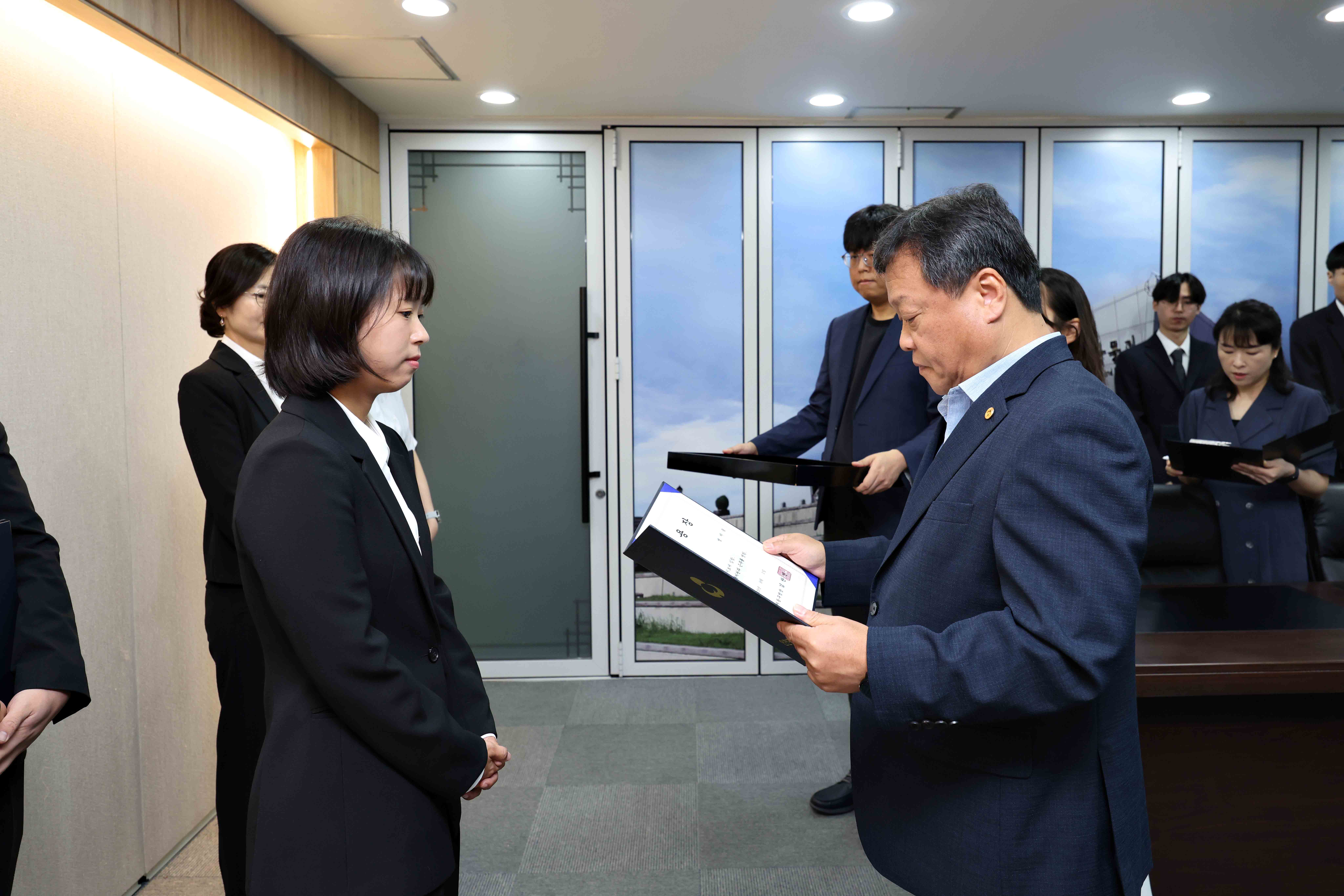 20250901_임용장_수여식11.jpg 이미지