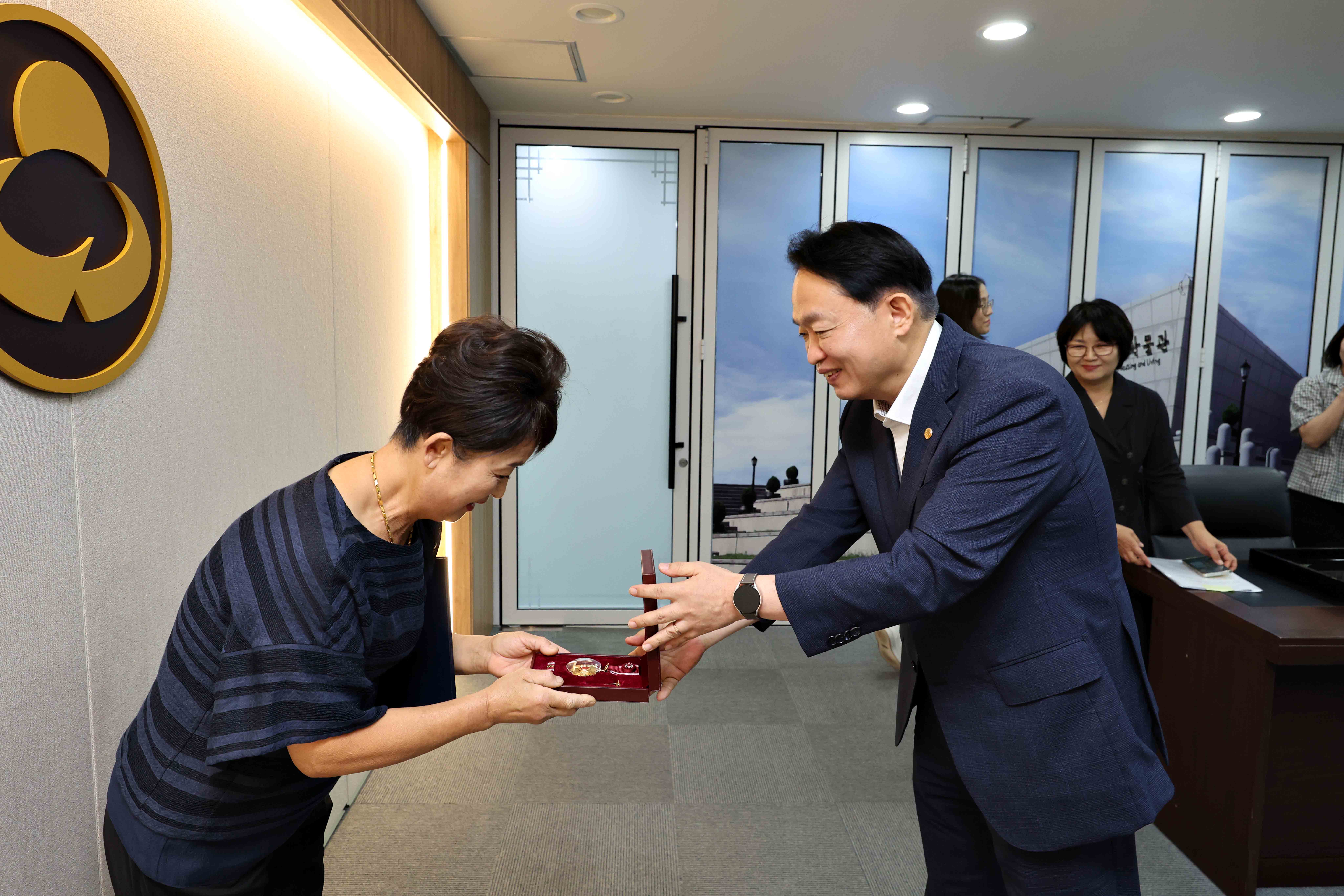 20250919_금성화랑_무공훈장_훈장증_전수3.jpg 이미지