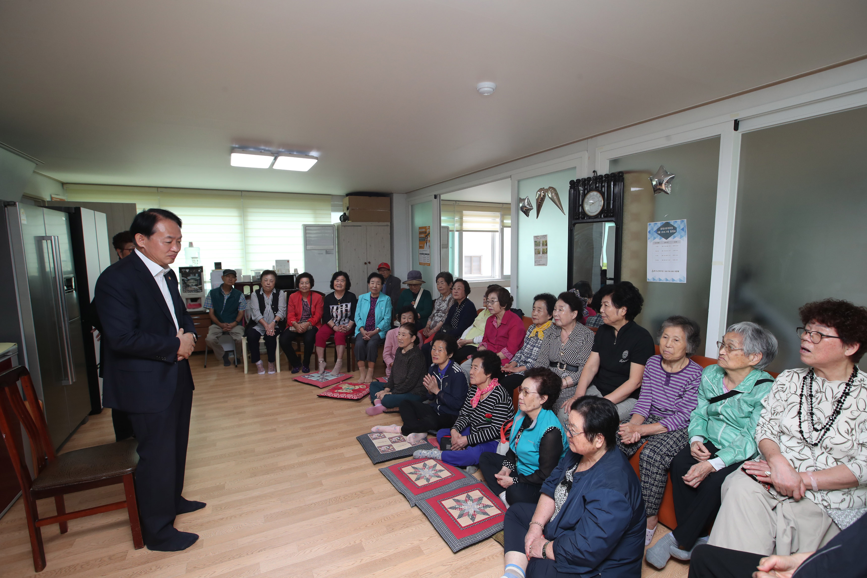 20250929_추석맞이_경로당_방문-3.jpg 이미지