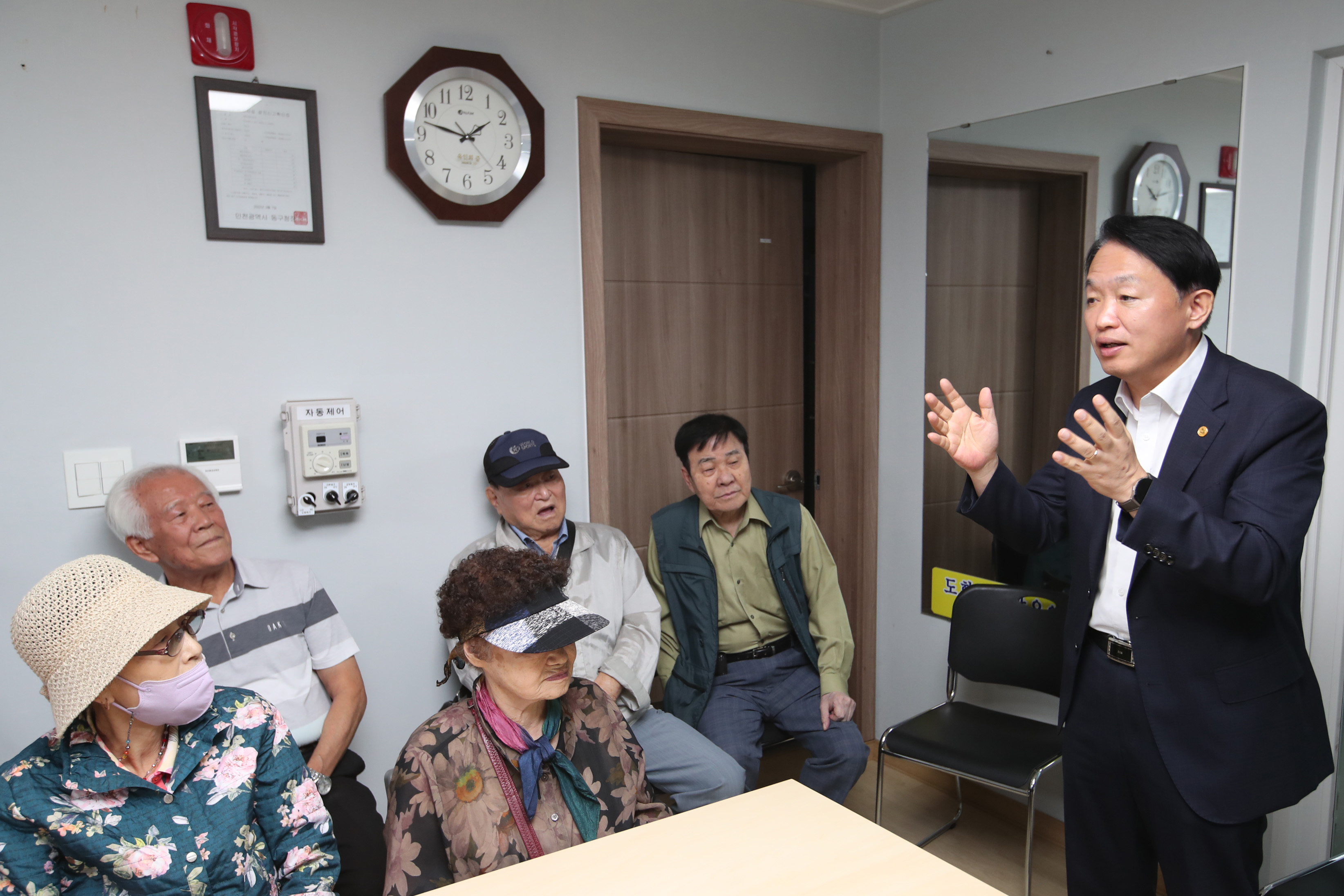 20250929_추석맞이_경로당_방문-6.jpg 이미지