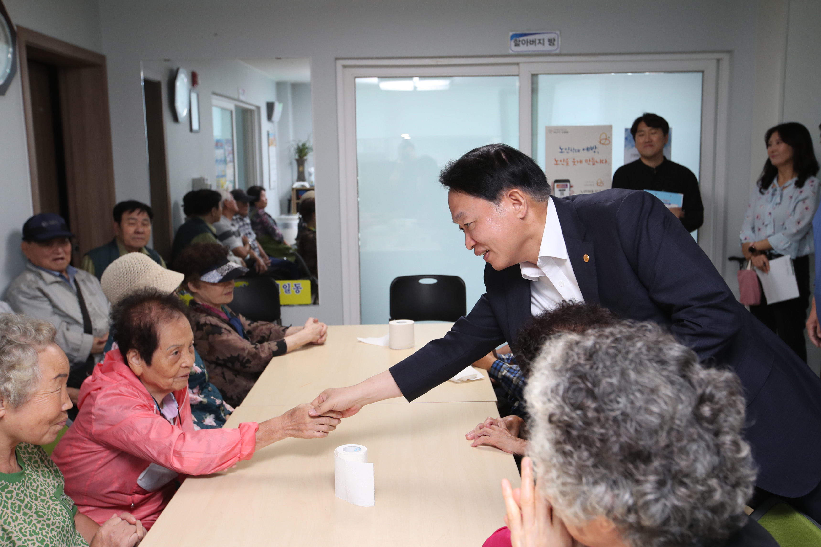 20250929_추석맞이_경로당_방문-7.jpg 이미지