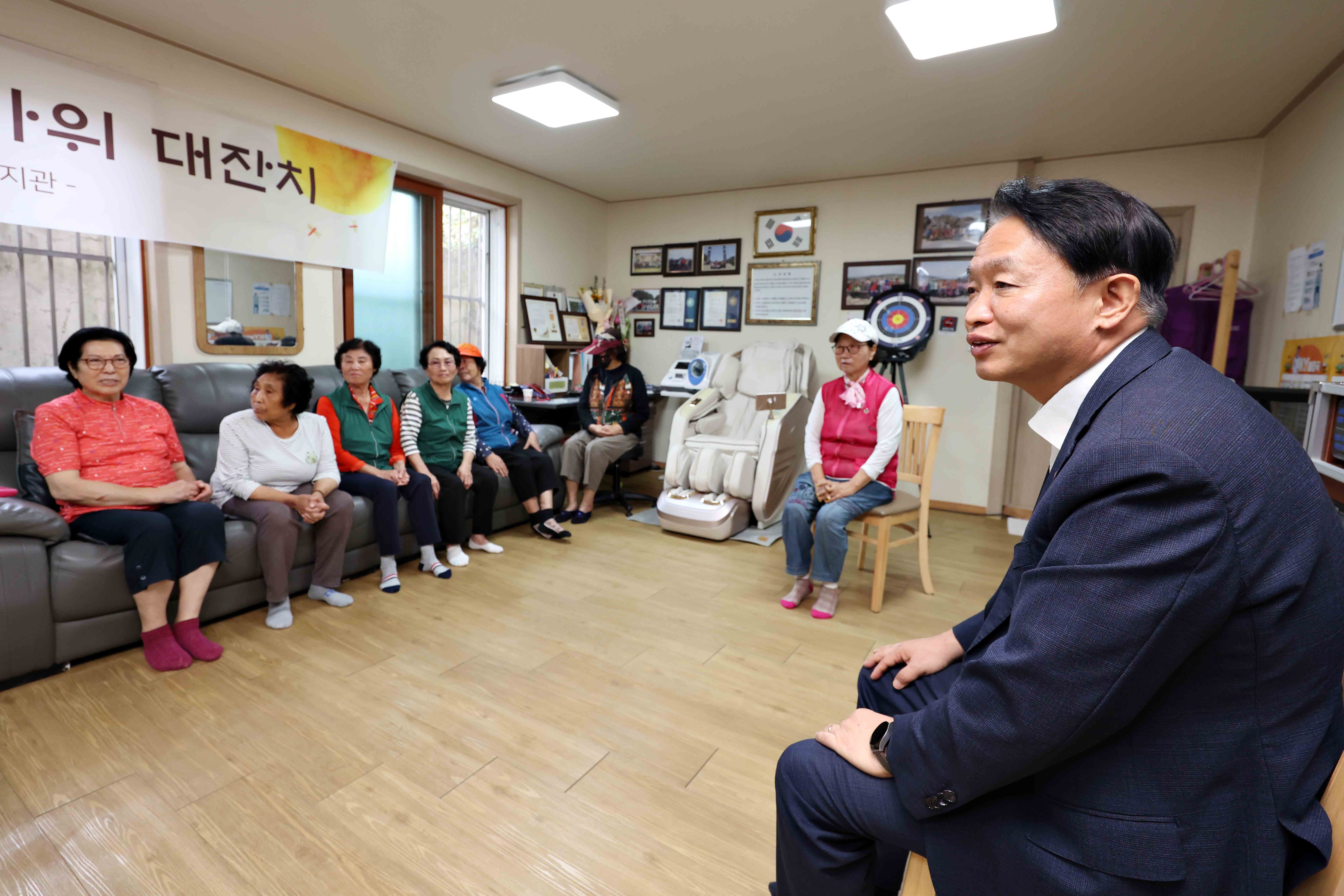 20250930_추석맞이_경로당_방문1.jpg 이미지