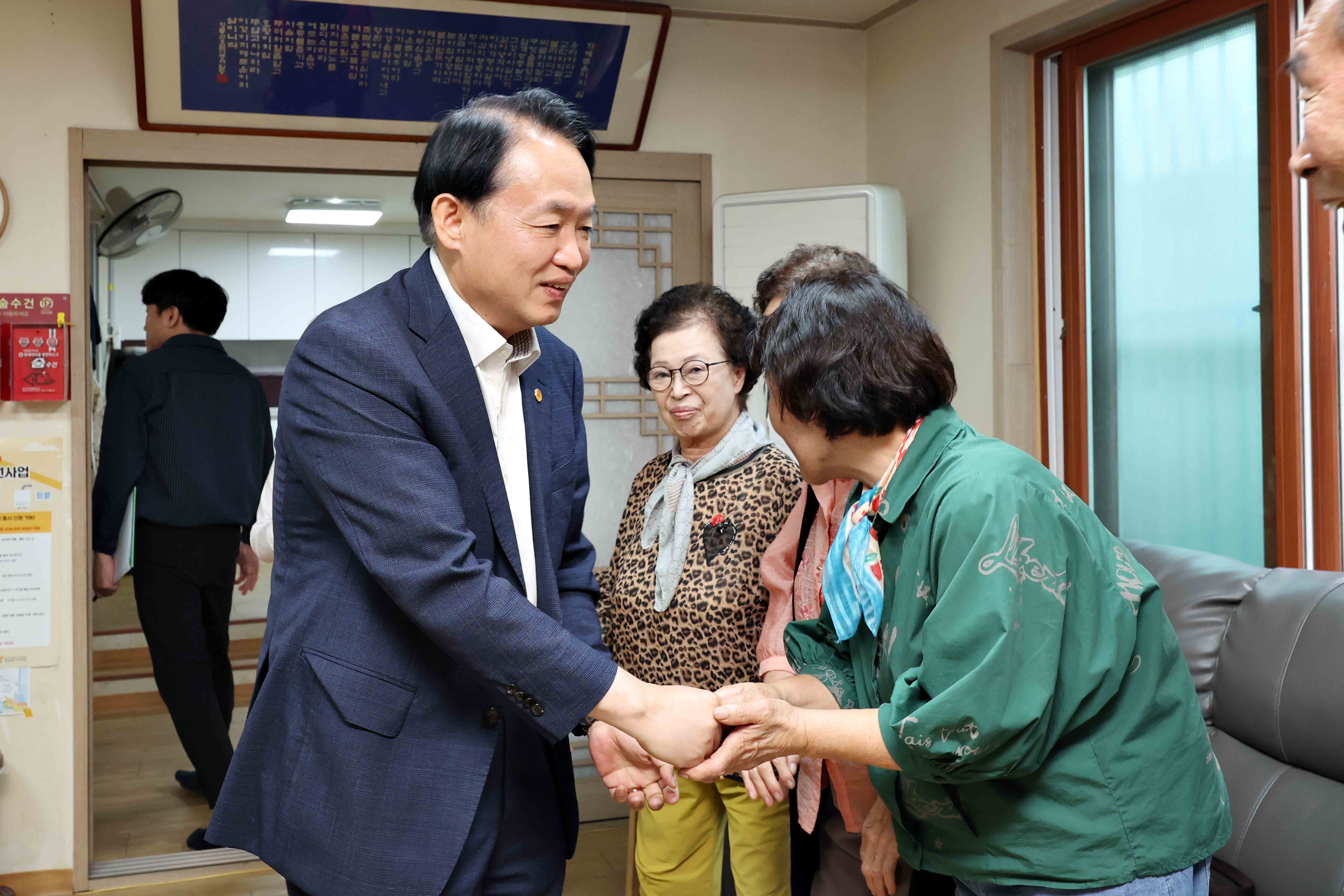 20250930_추석맞이_경로당_방문5.jpg 이미지