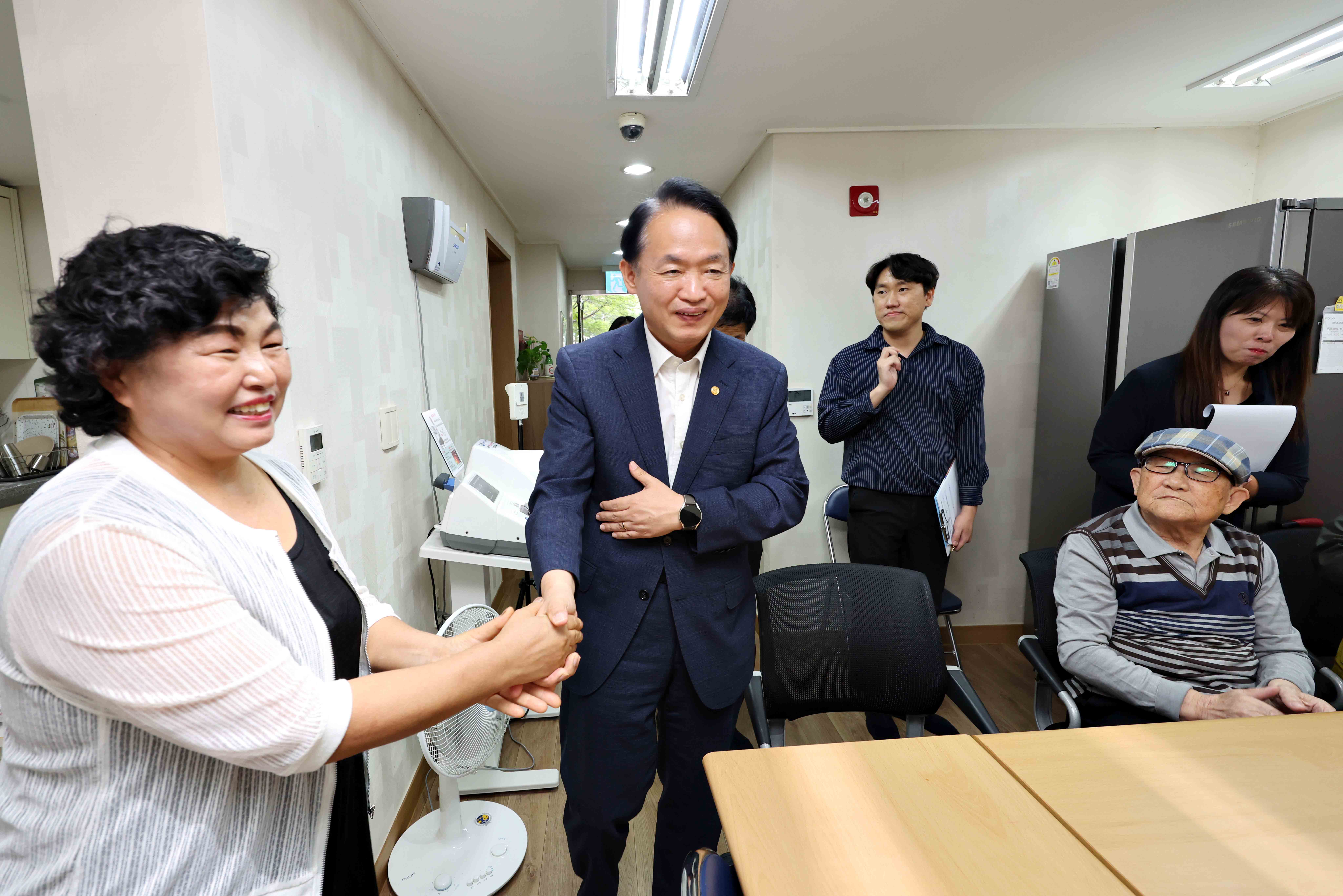 20250930_추석맞이_경로당_방문7.jpg 이미지