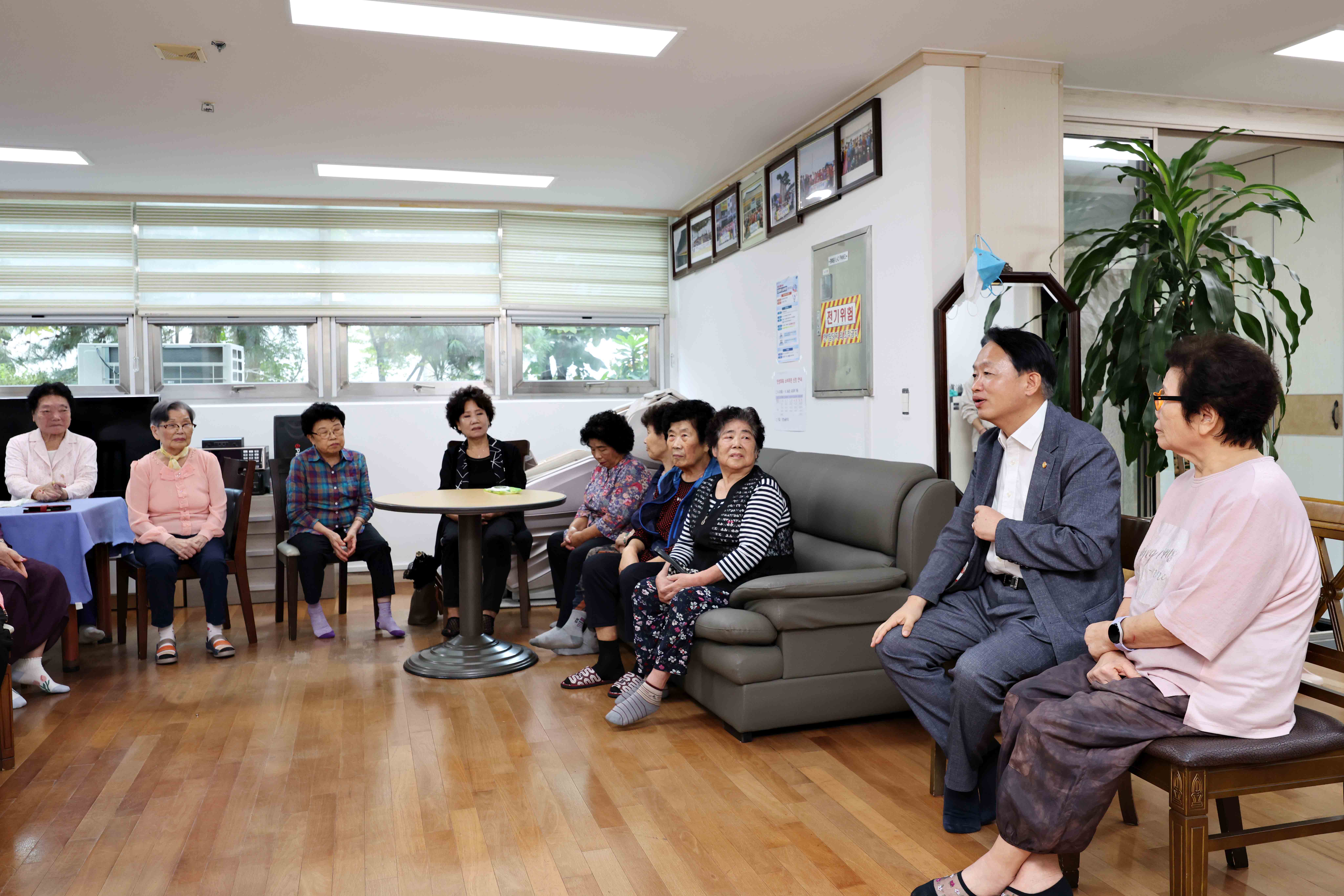 20251001_추석맞이_경로당_방문1.jpg 이미지