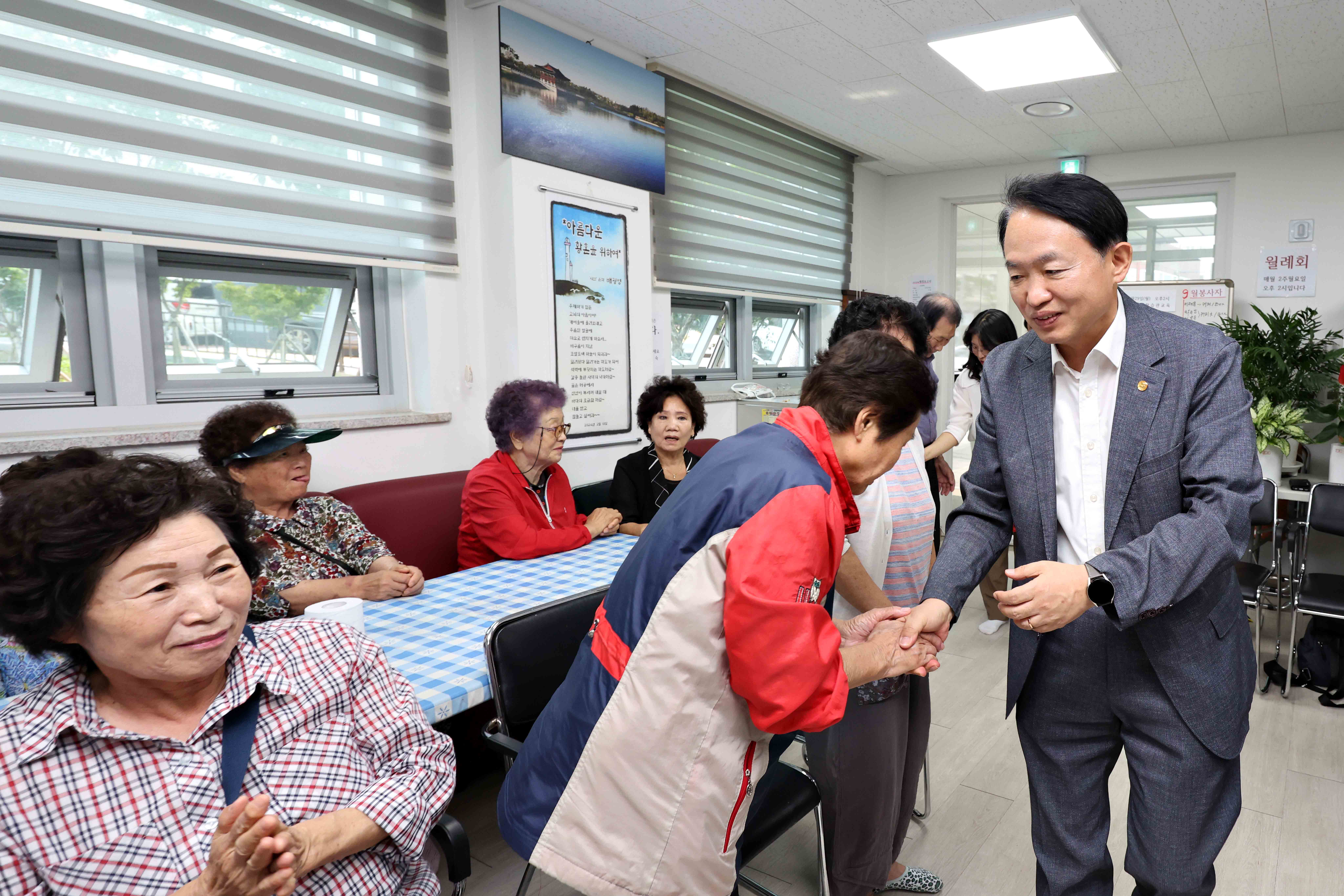 20251001_추석맞이_경로당_방문14.jpg 이미지