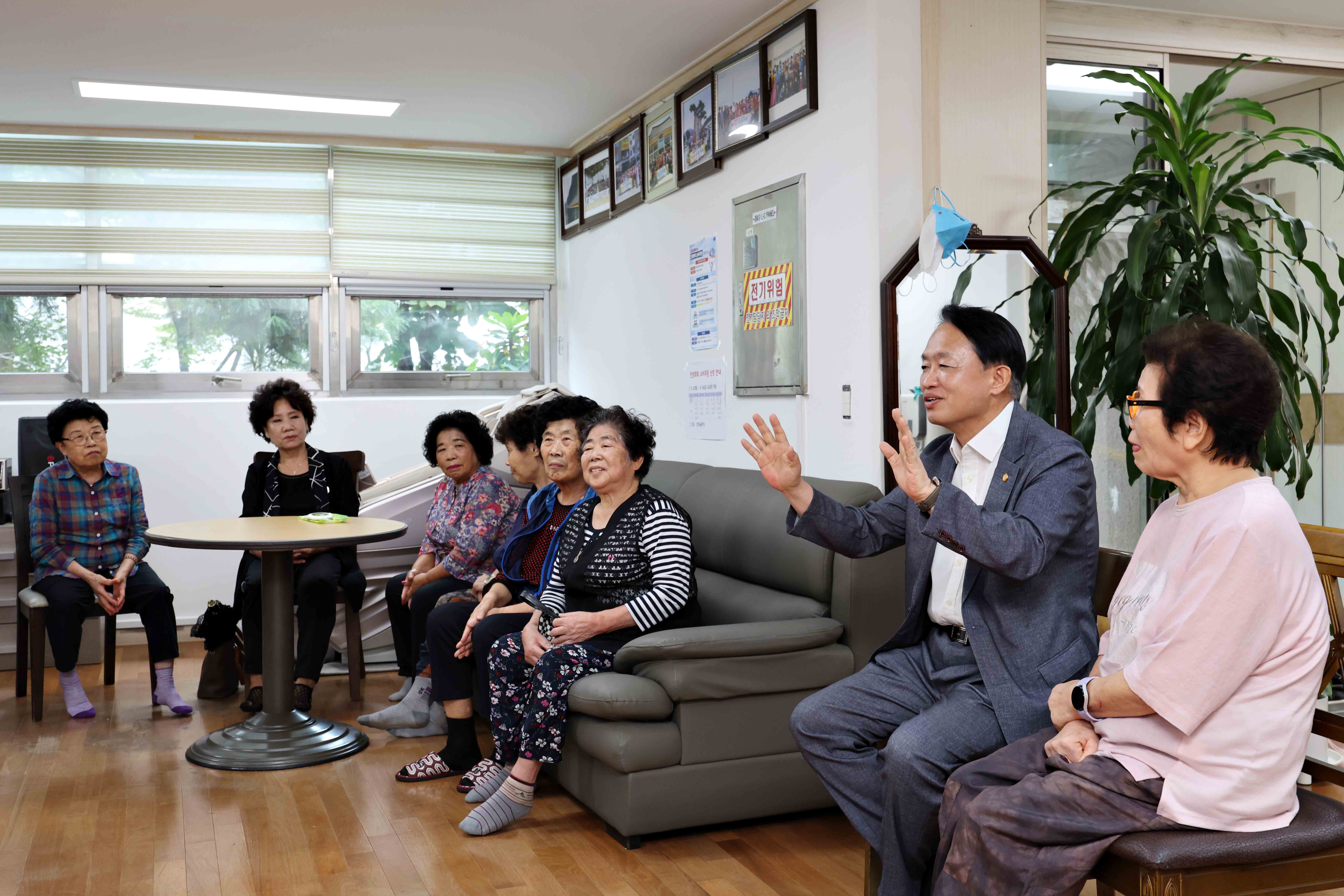 20251001_추석맞이_경로당_방문2.jpg 이미지