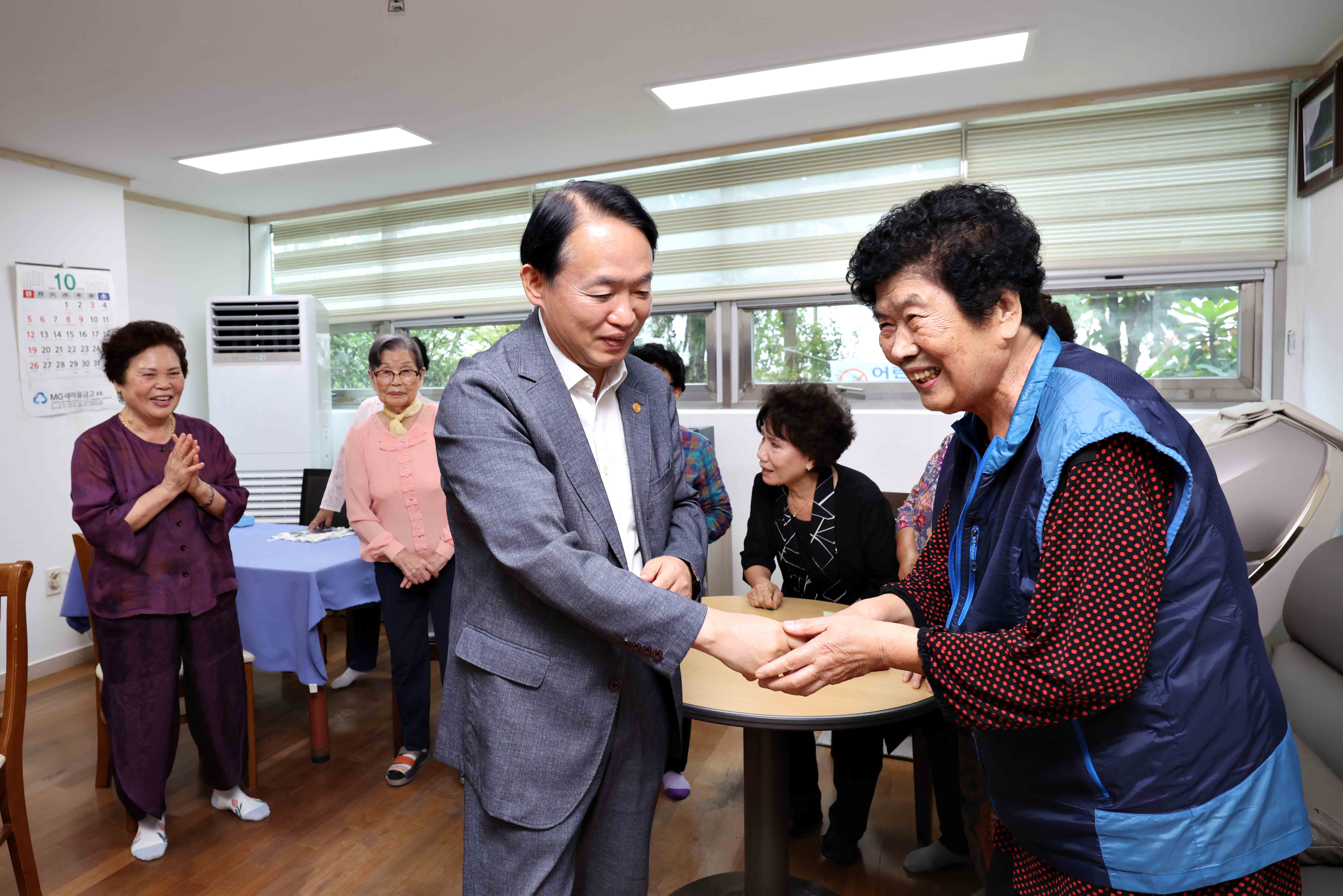 20251001_추석맞이_경로당_방문5.jpg 이미지