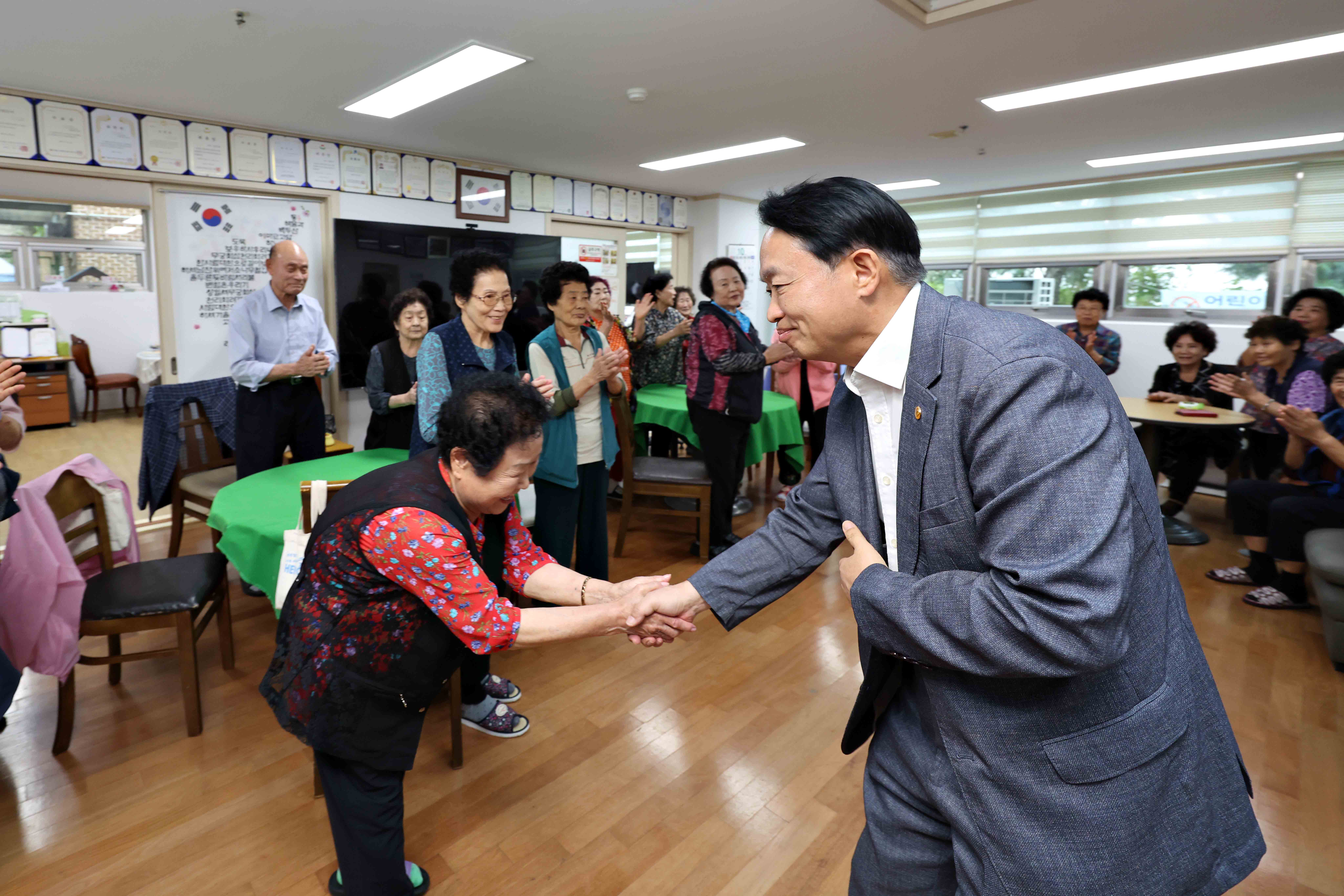20251001_추석맞이_경로당_방문7.jpg 이미지