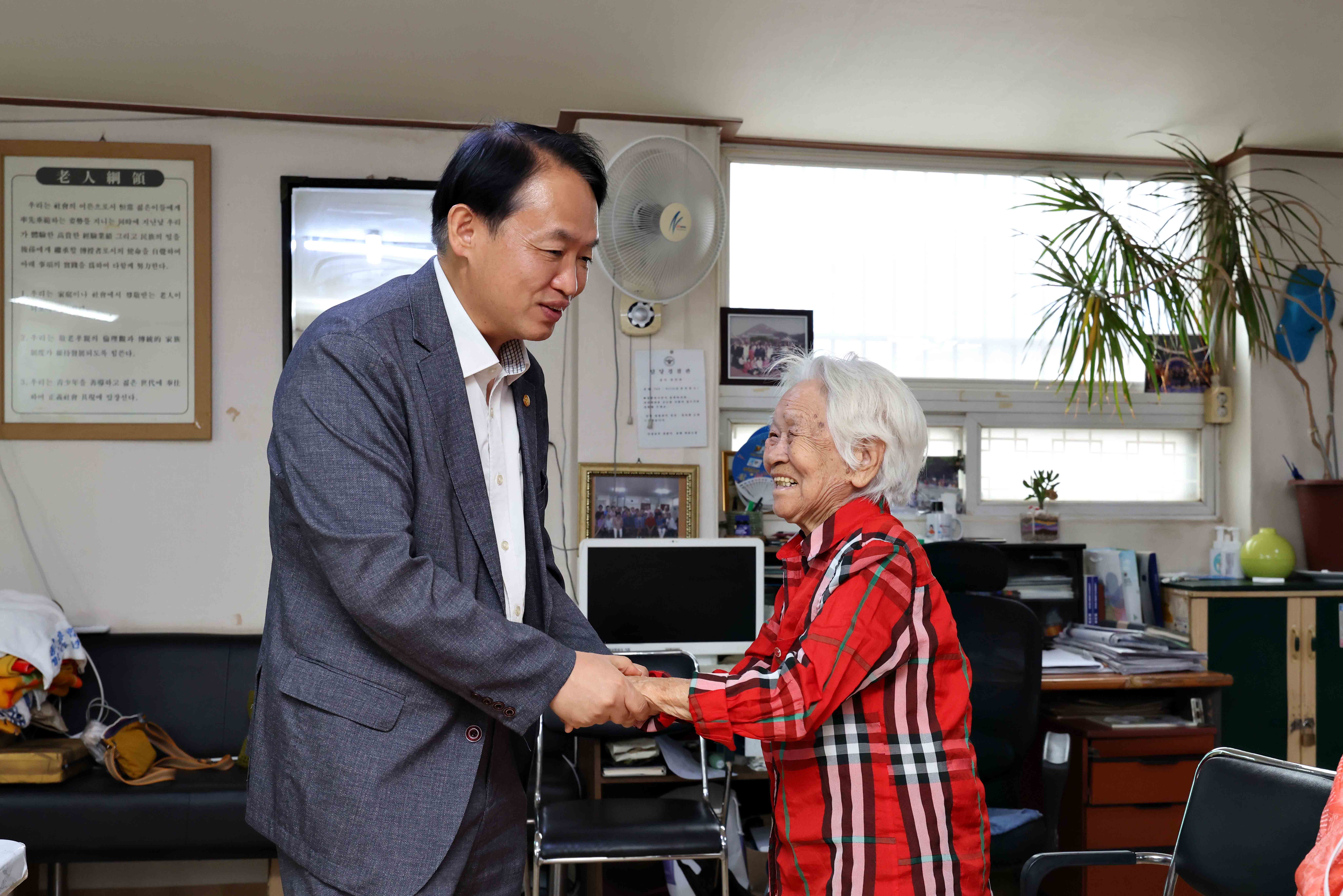 20251002_추석맞이_경로당_방문7.jpg 이미지