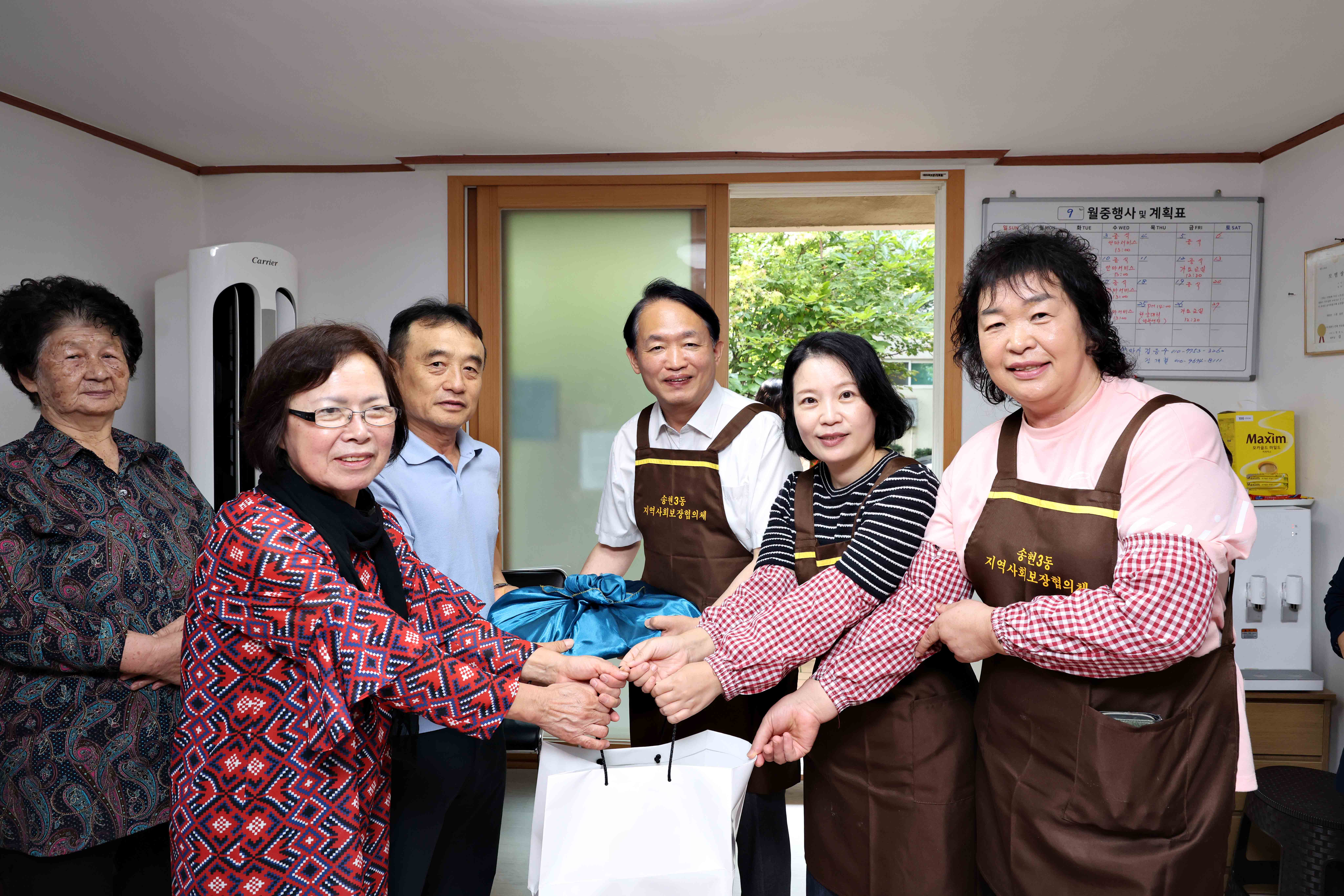 20251002_송현3동_명절음식_나눔_및_경로당_방문10.jpg 이미지