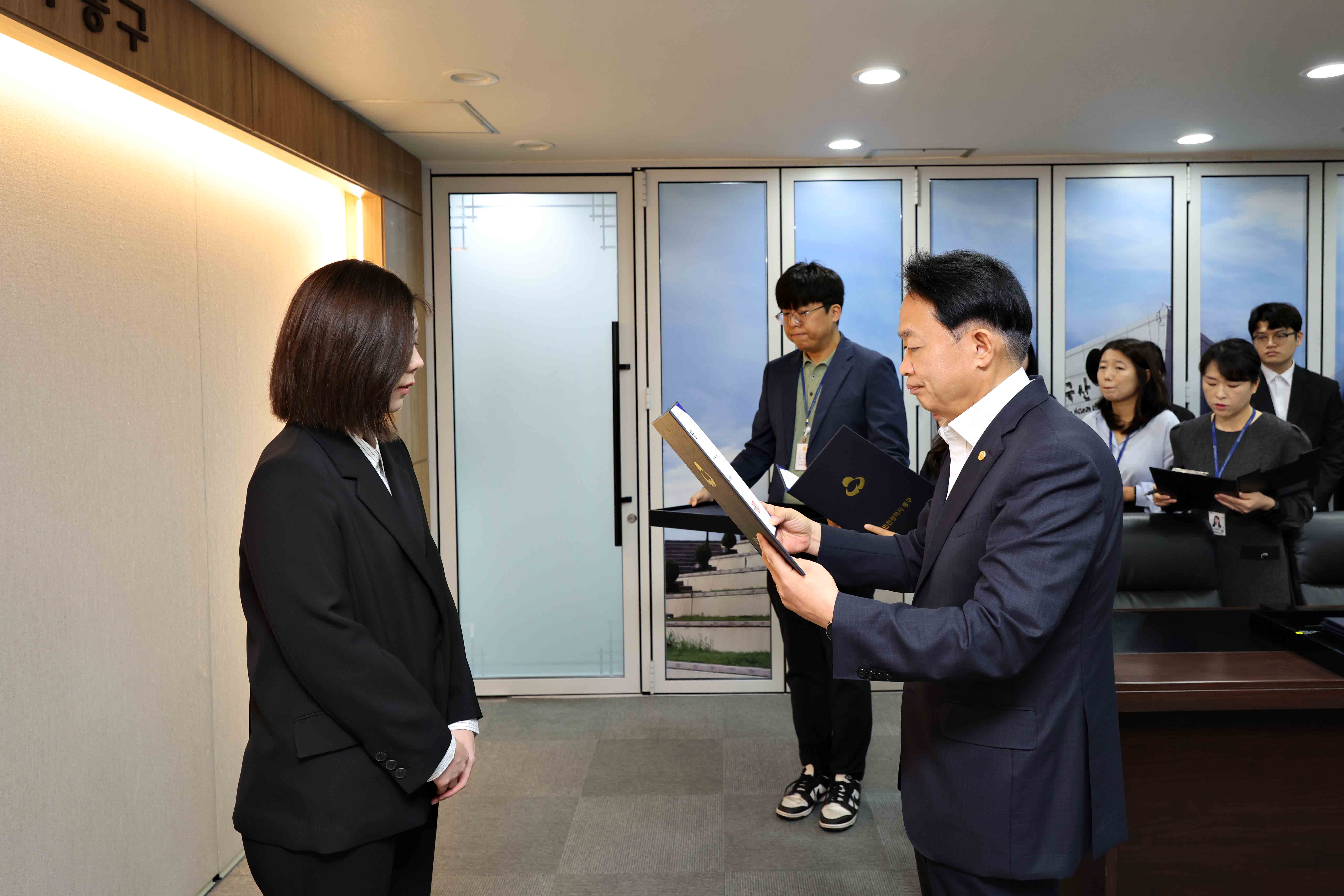 20251013_임용장_수여식2.jpg 이미지