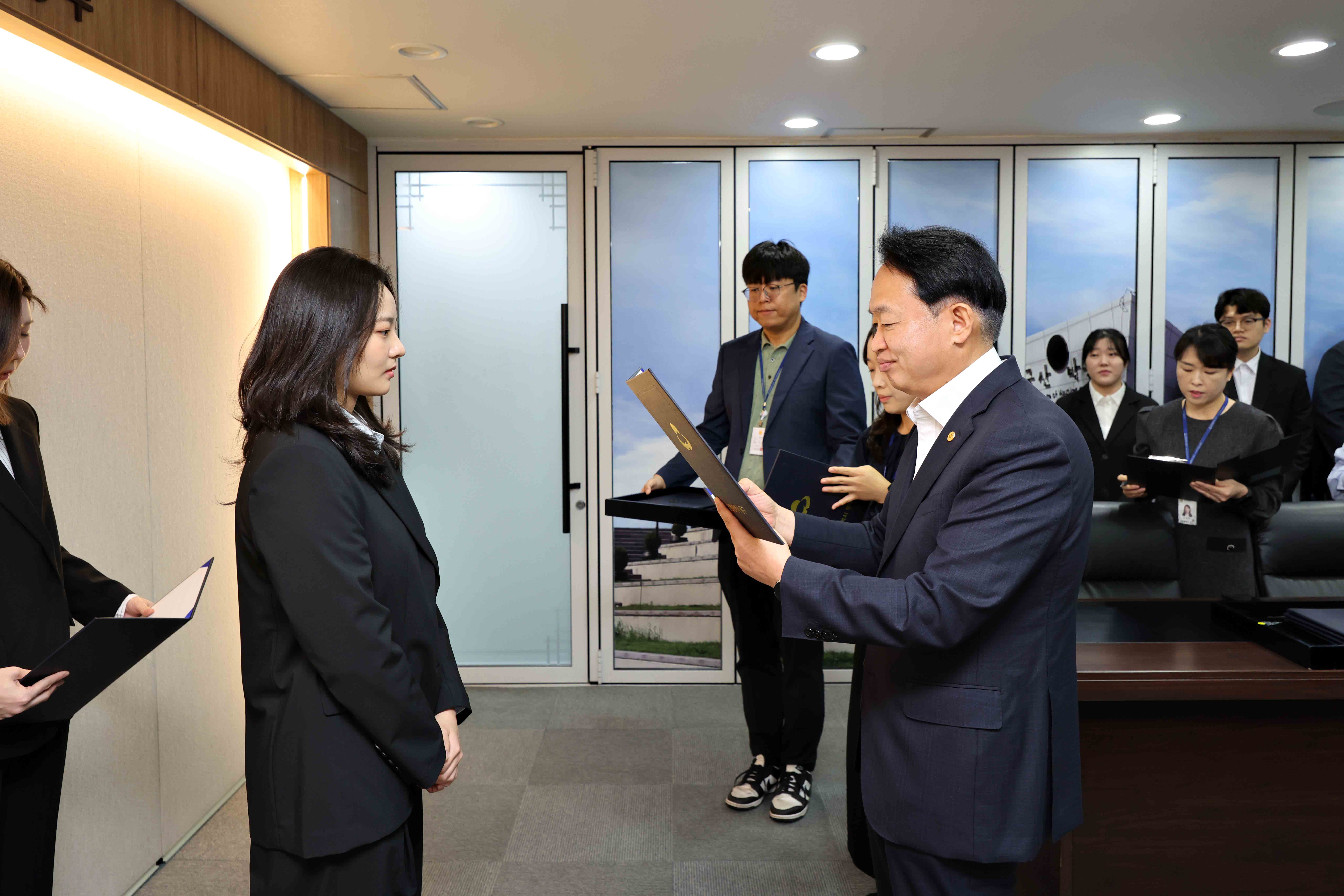 20251013_임용장_수여식3.jpg 이미지