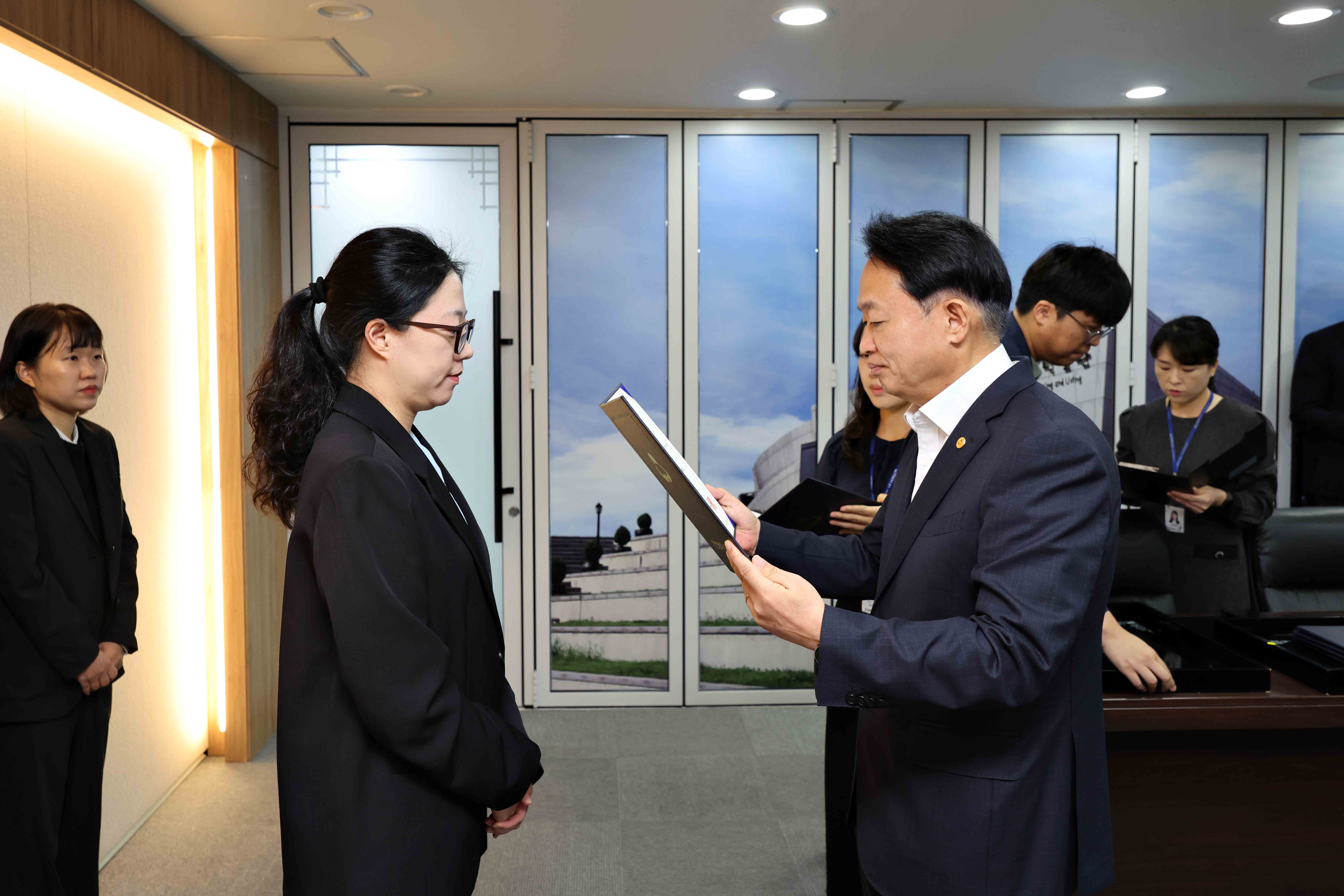 20251013_임용장_수여식5.jpg 이미지