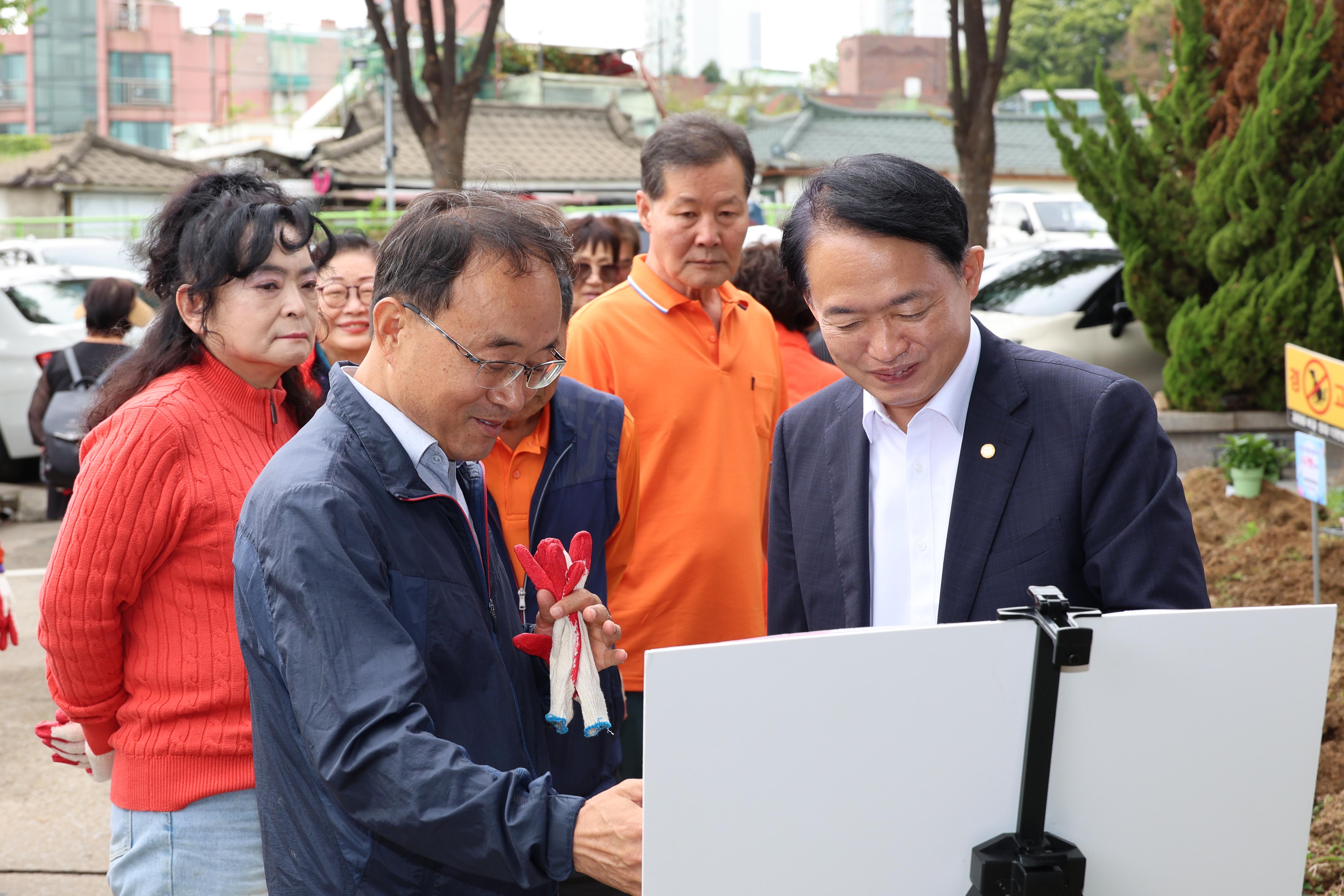 20251014_화수2동_주민자치회_수국심기_사업-8.jpg 이미지
