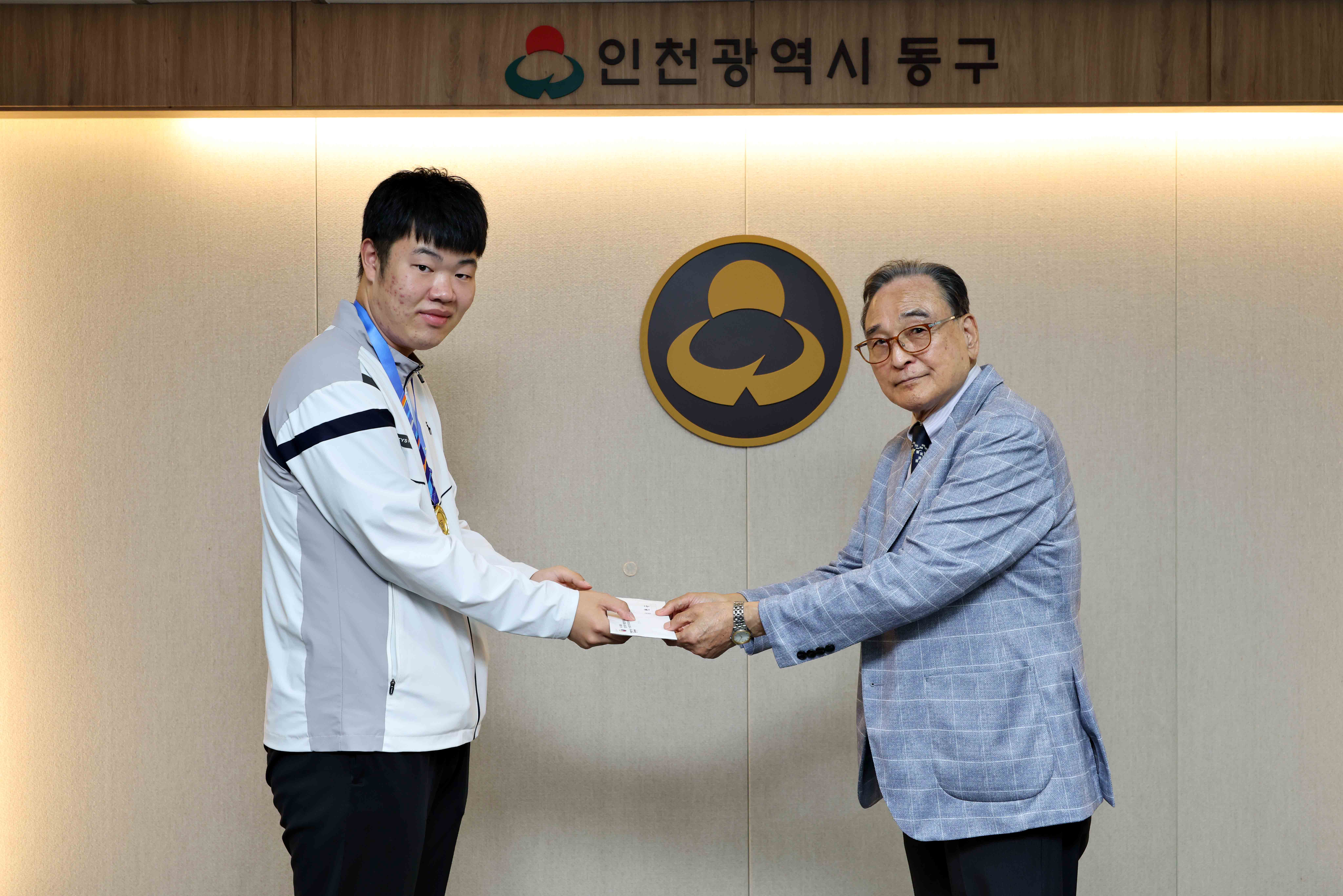 20251014_전국장애인체육대회_출전선수_격려금_전달식4.jpg 이미지