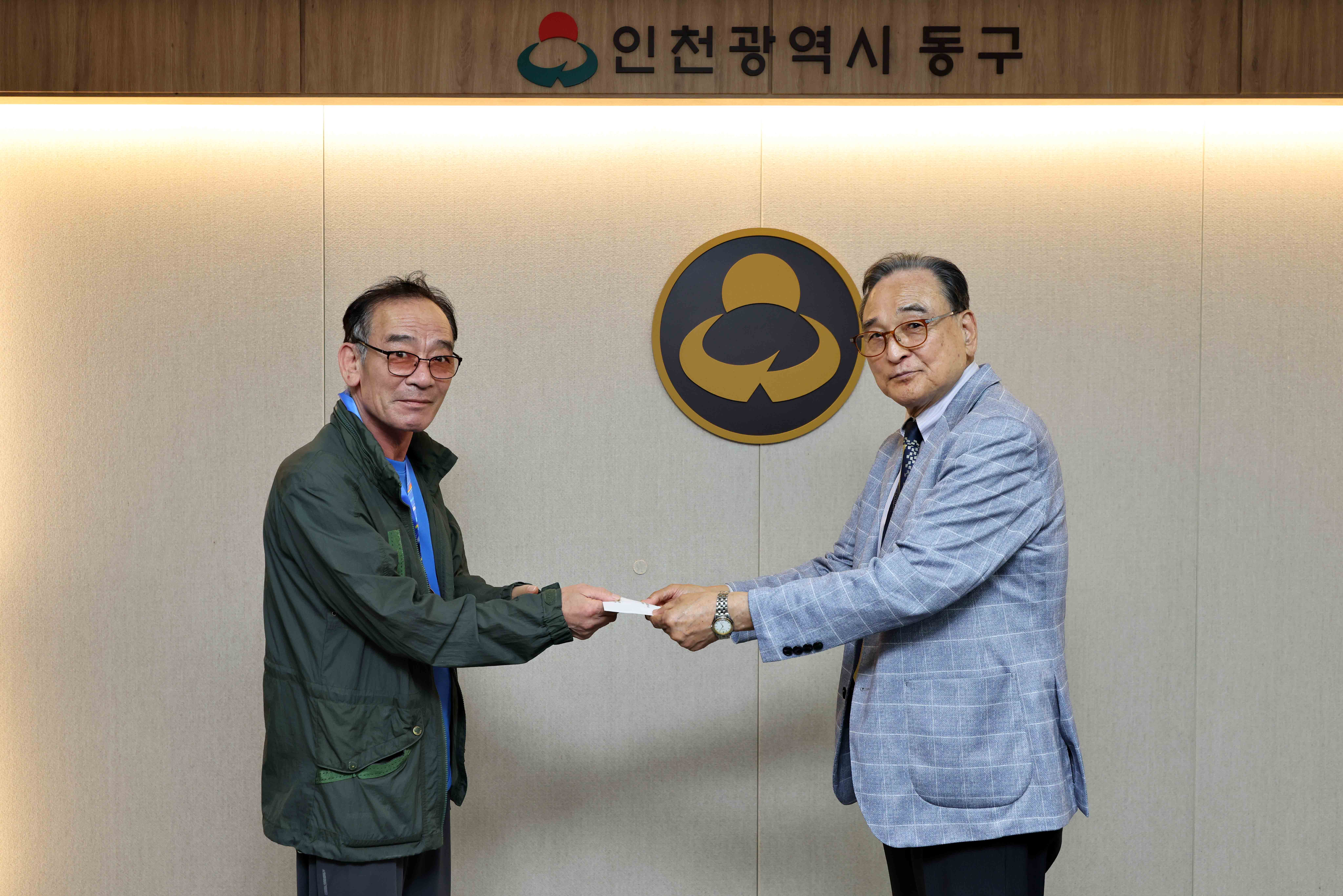 20251014_전국장애인체육대회_출전선수_격려금_전달식5.jpg 이미지