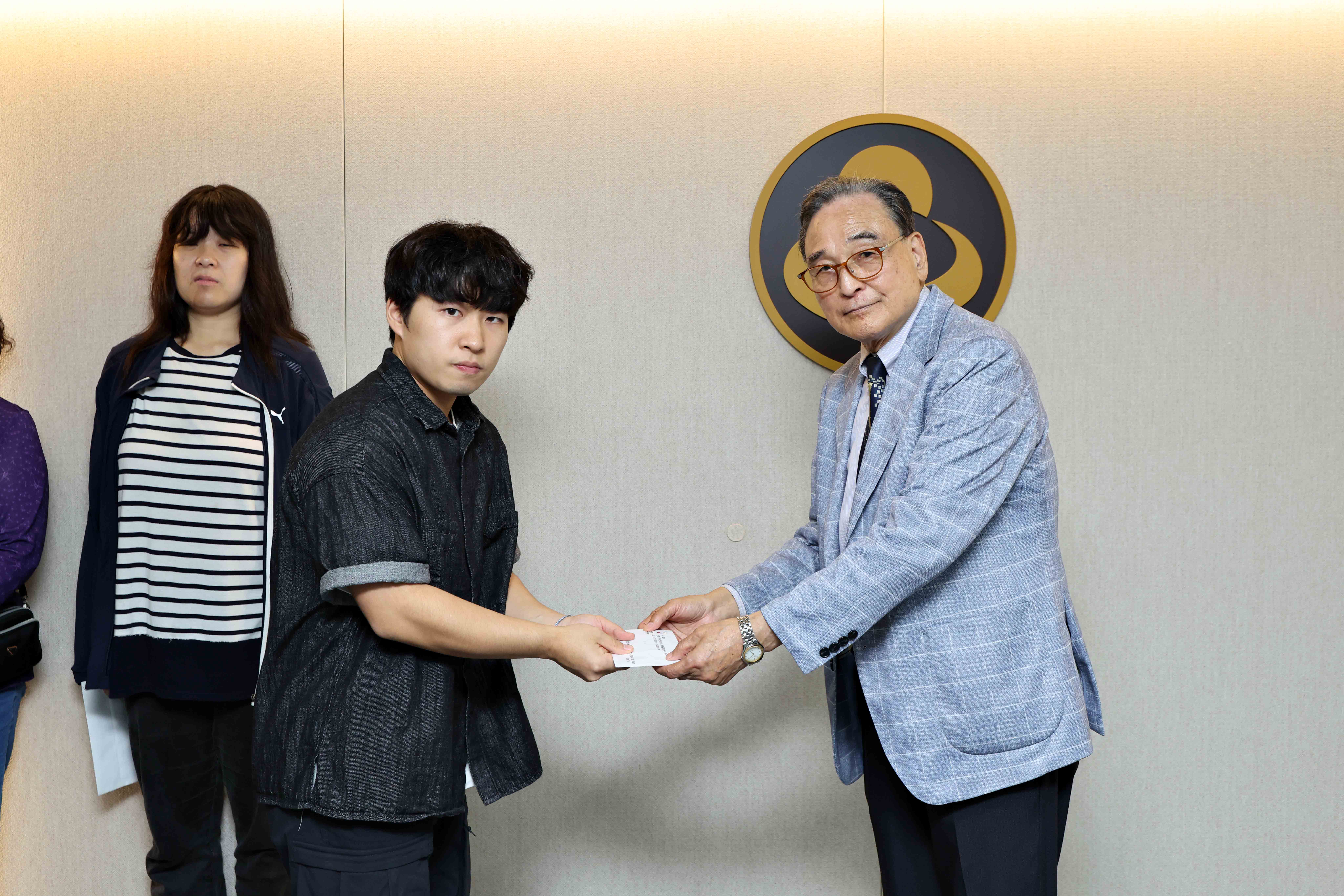 20251014_전국장애인체육대회_출전선수_격려금_전달식8.jpg 이미지