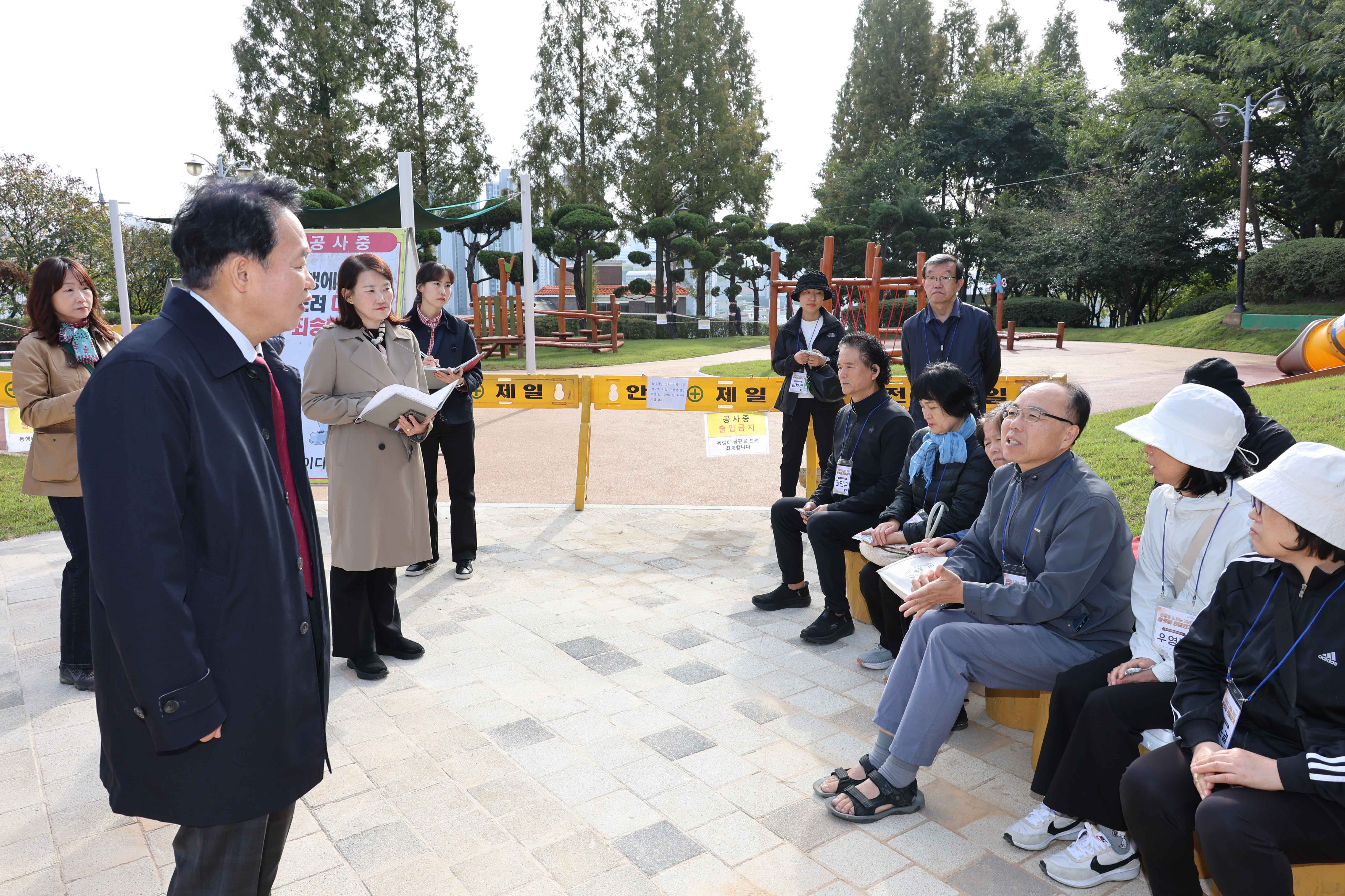 20251021_동구인생이모작지원센터_황톳길_어싱-2.jpg 이미지