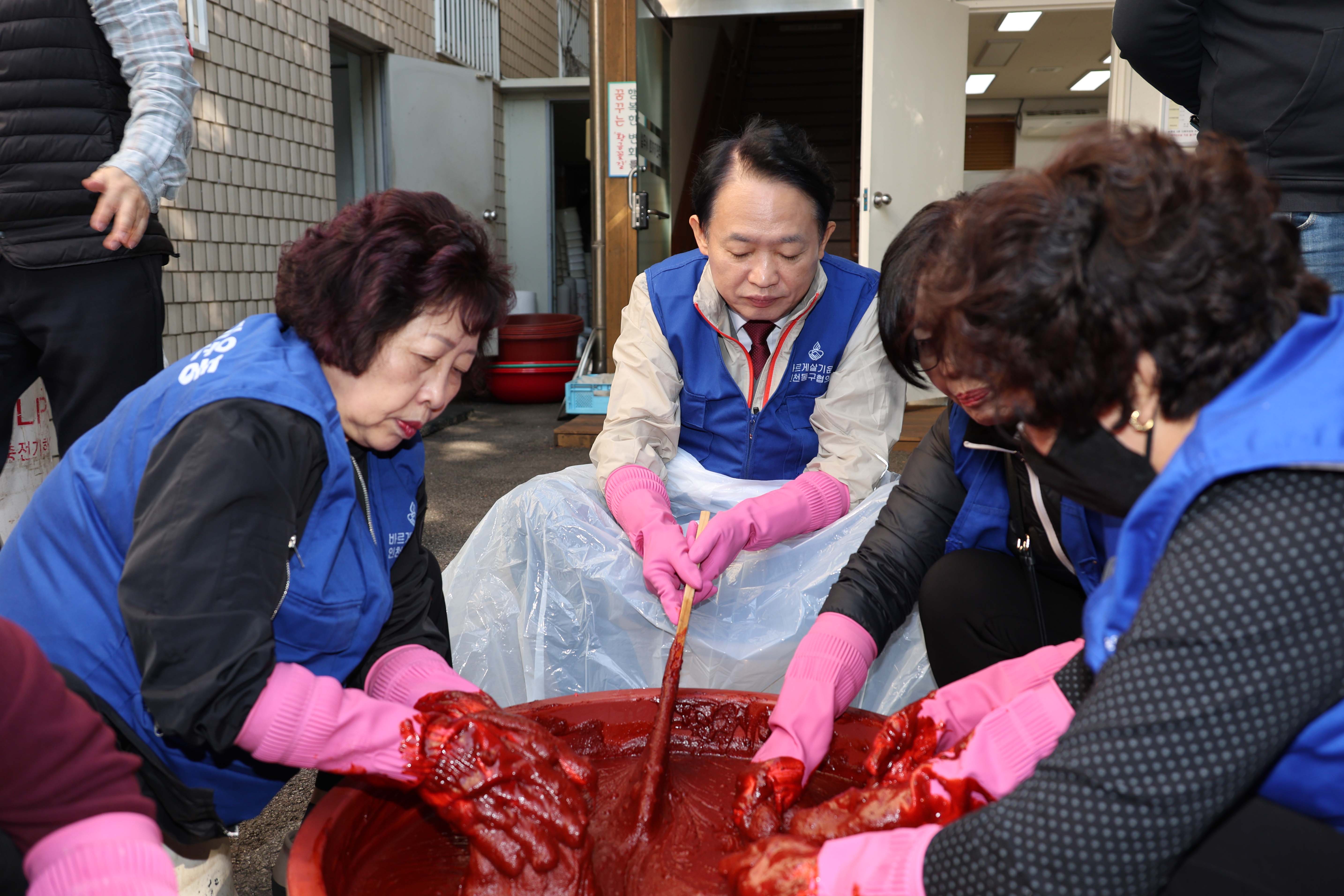 20251022_송현3동_사랑의_고추장_나눔-4.jpg 이미지