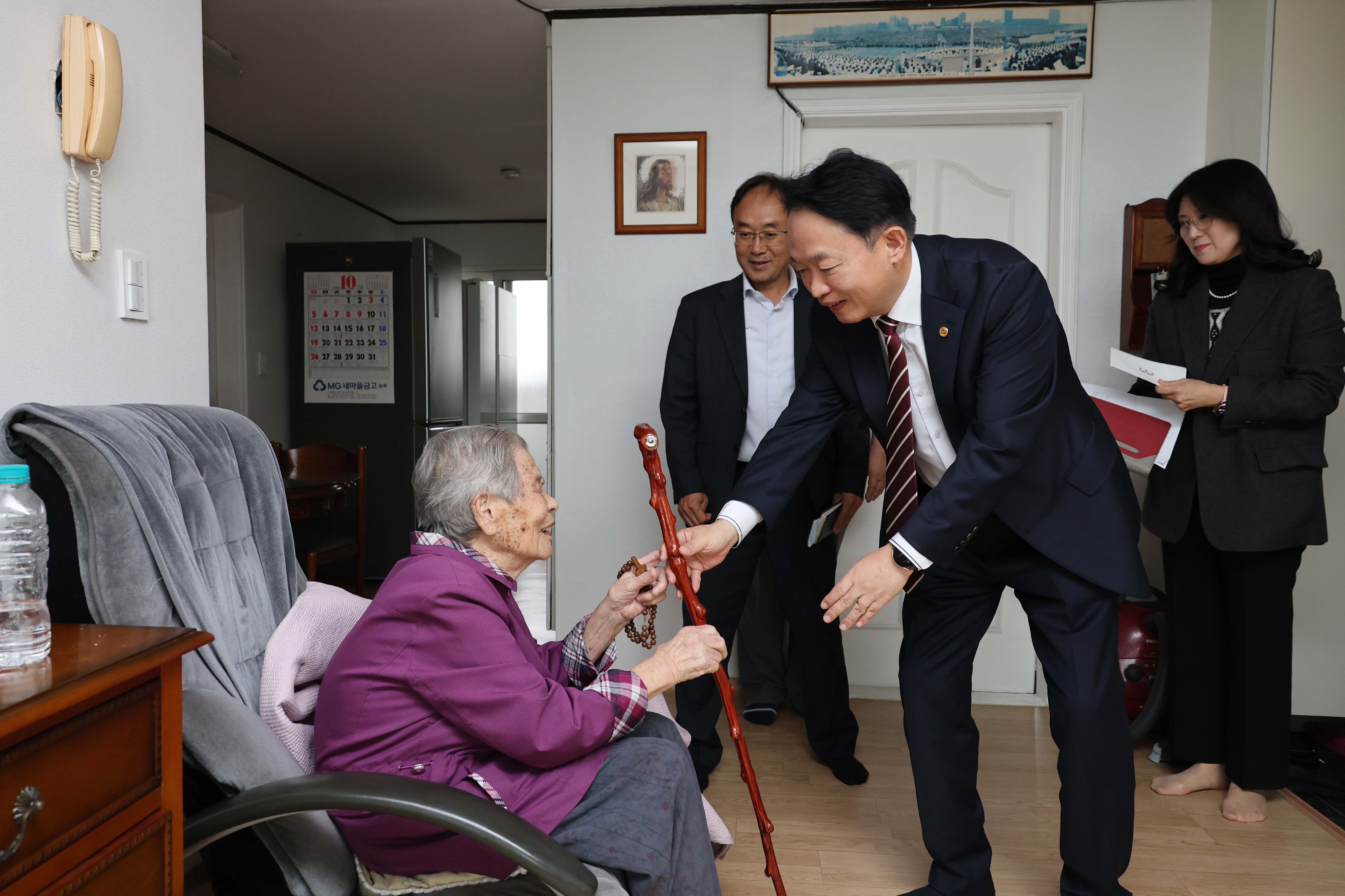 20251030_노인의_날_기념_장수지팡이_청려장_전달-1.jpg 이미지