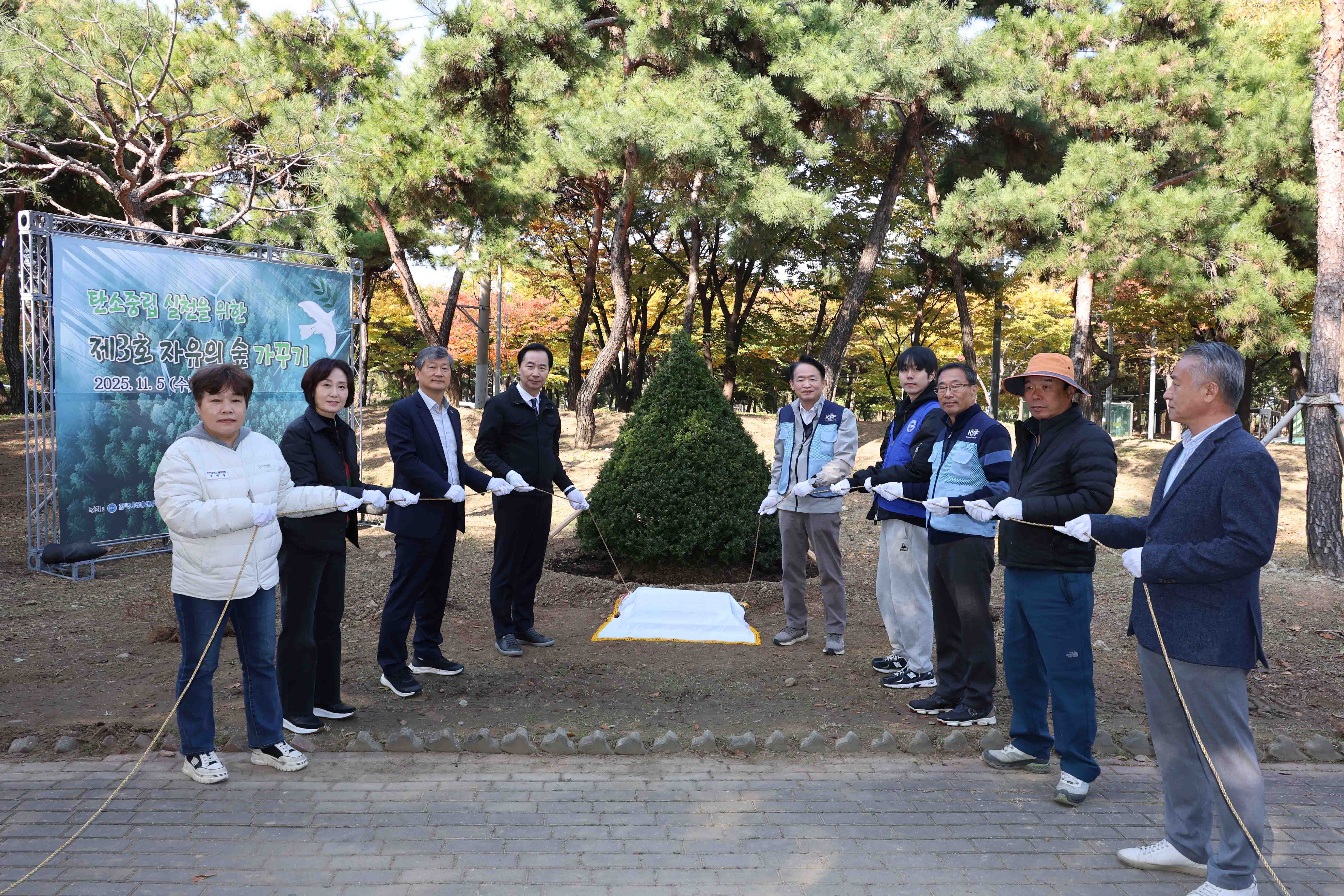 20251105_자유총연맹_인천광역시지부_제3호_자유의_숲_가꾸기-3.jpg 이미지