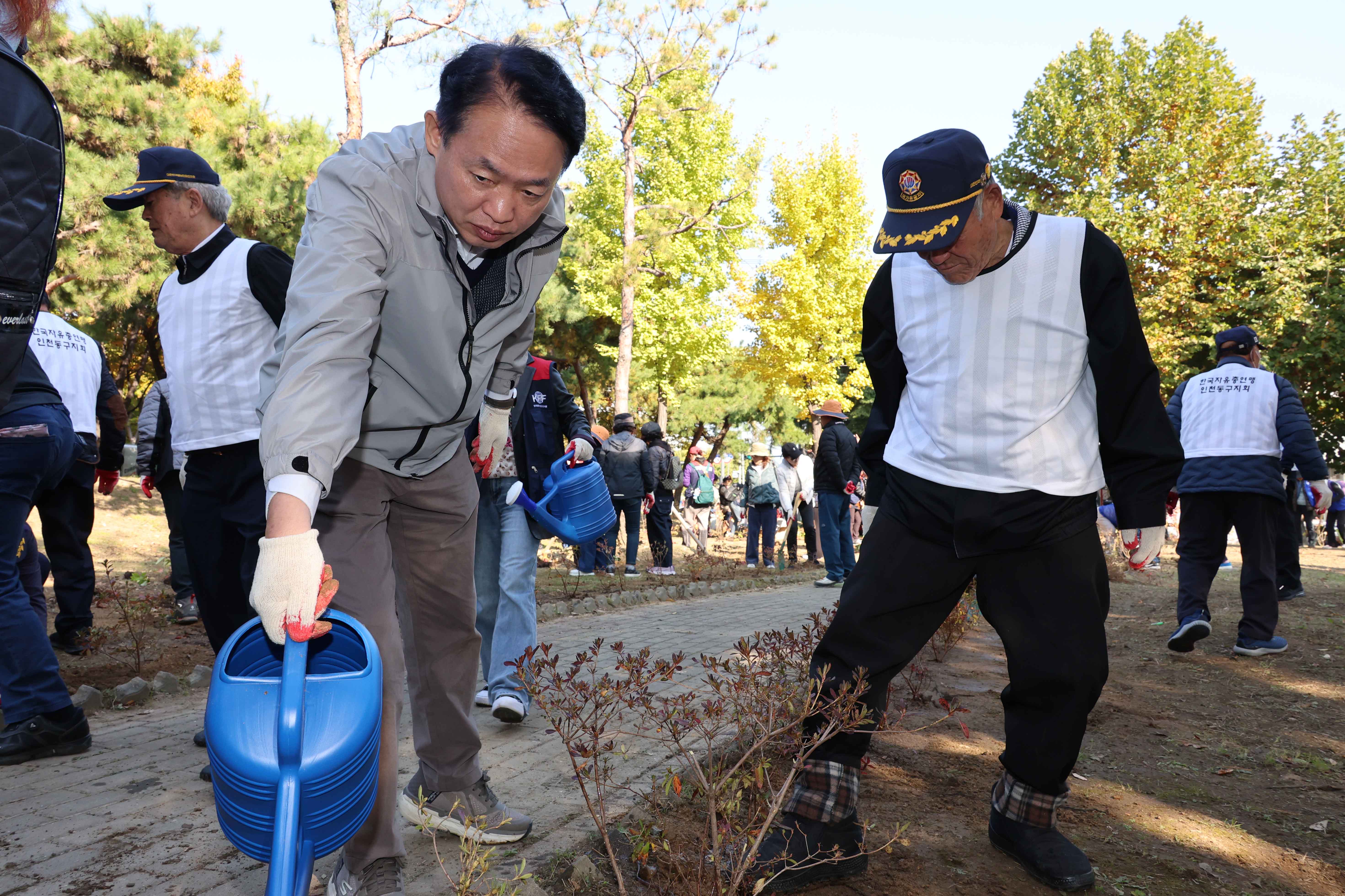 20251105_자유총연맹_인천광역시지부_제3호_자유의_숲_가꾸기-8.jpg 이미지