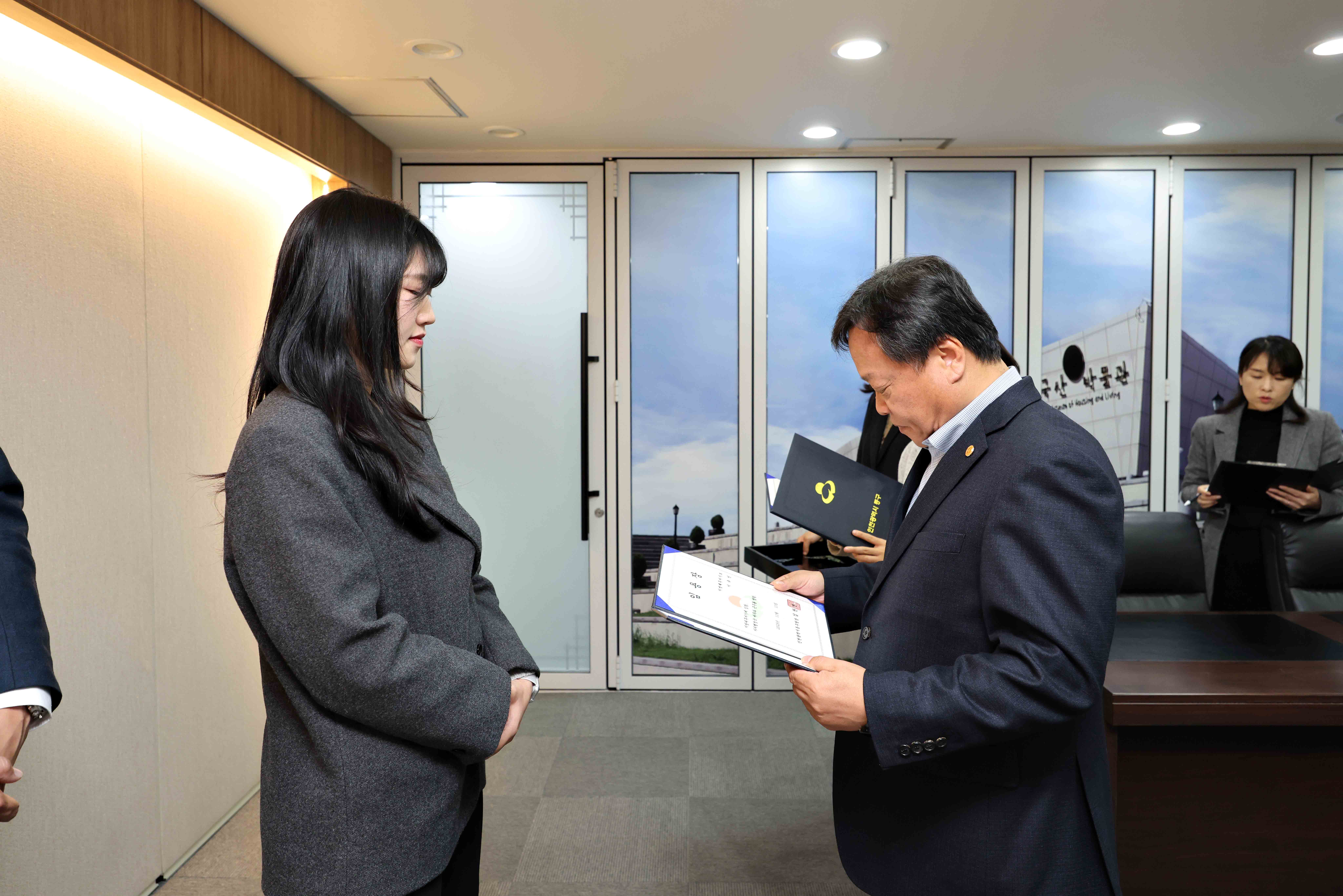 20251111_임용장_수여식2.jpg 이미지