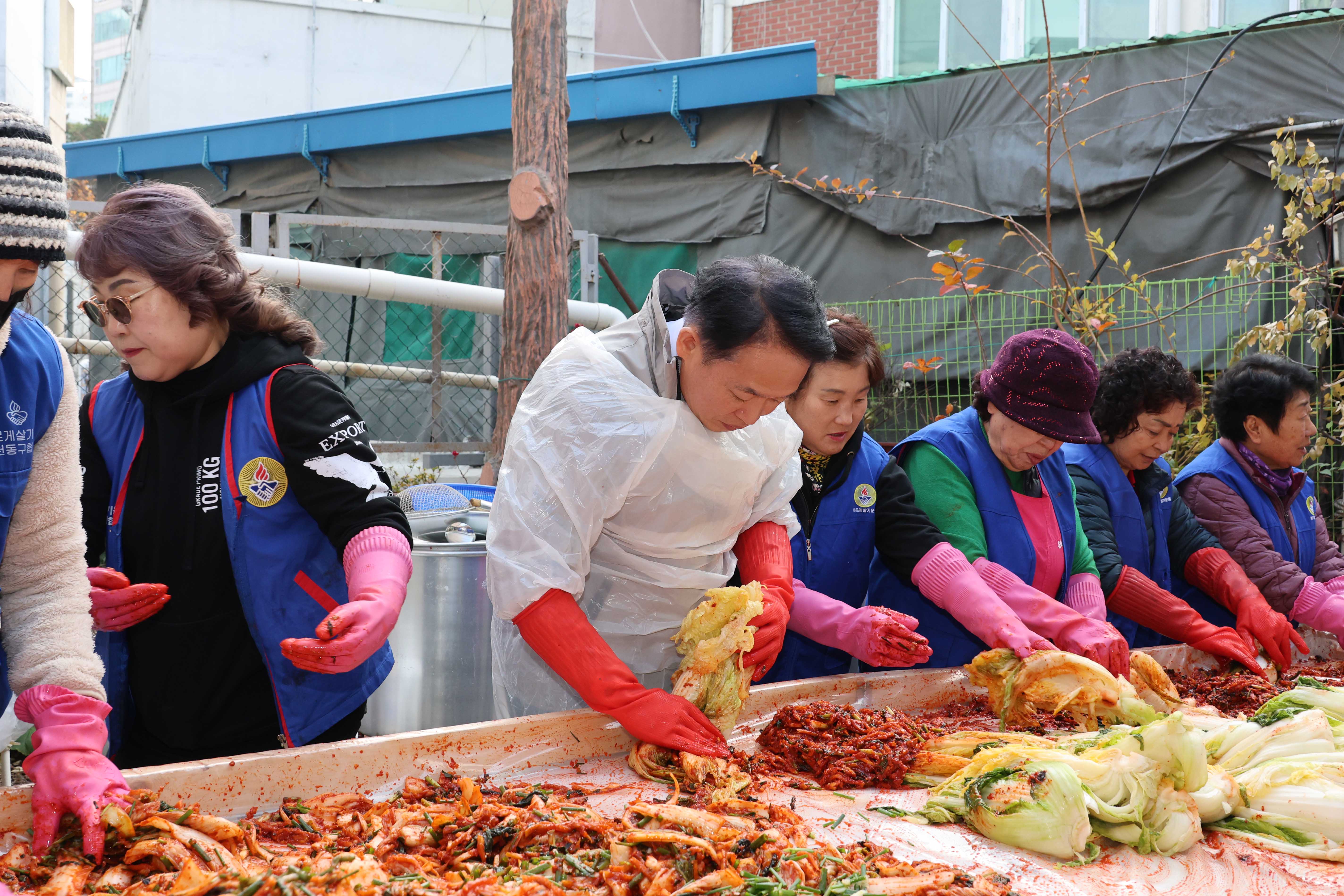 20251126_송림2동_바르게살기위원회_김장김치_나눔-6.jpg 이미지
