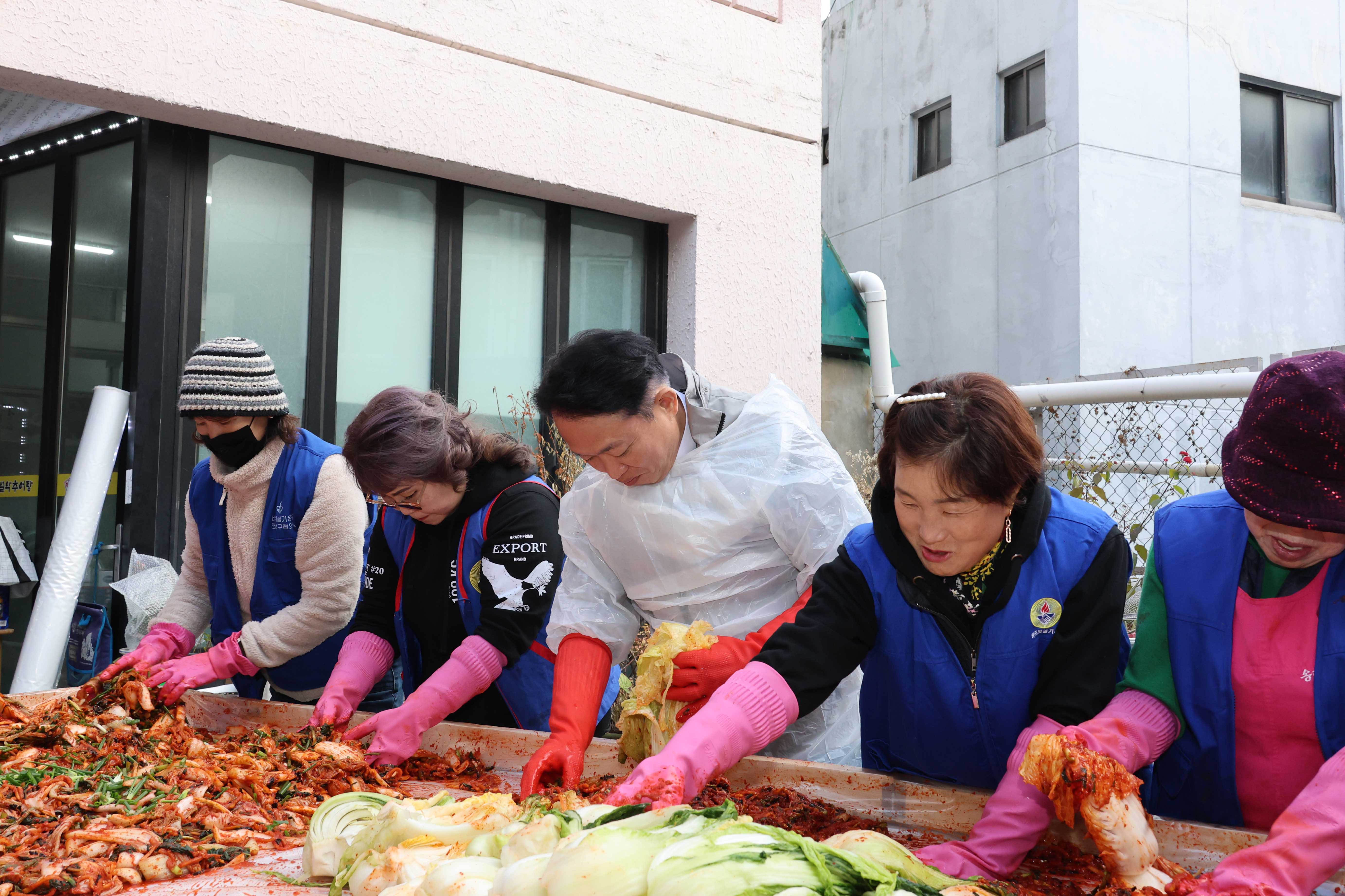 20251126_송림2동_바르게살기위원회_김장김치_나눔-7.jpg 이미지