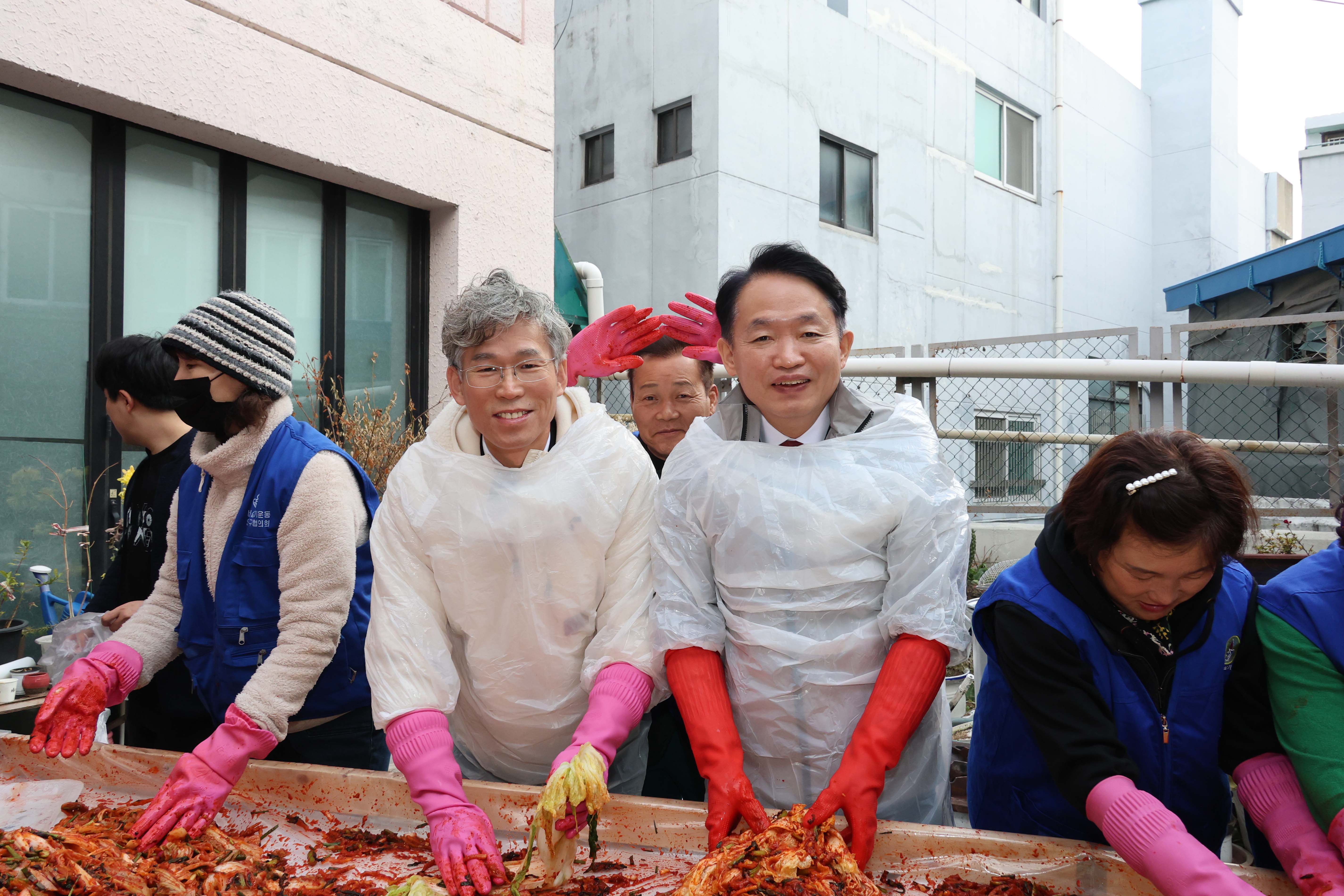 20251126_송림2동_바르게살기위원회_김장김치_나눔-8.jpg 이미지