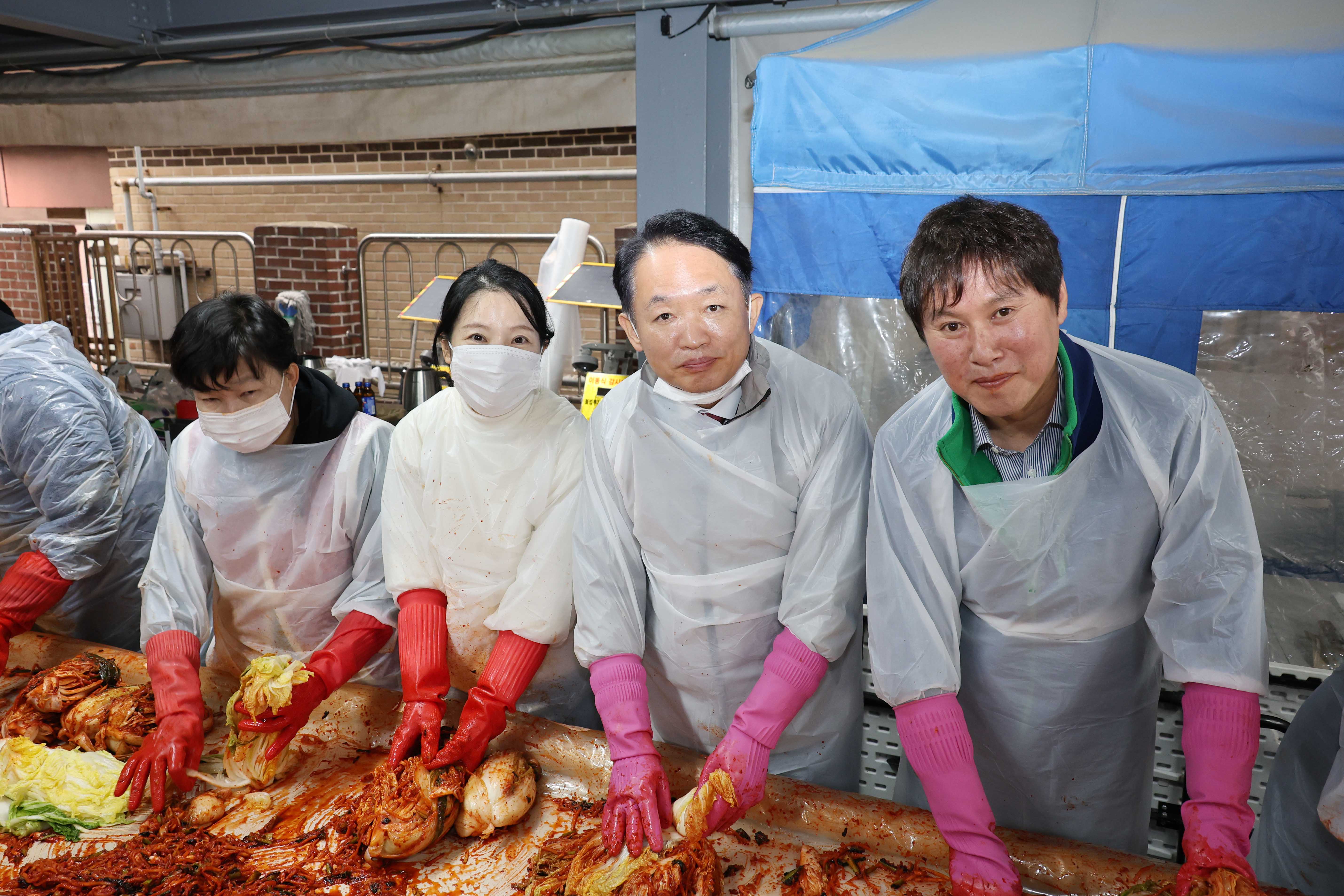 20251126_송림6동_새마을부녀회_김장김치_나눔-7.jpg 이미지