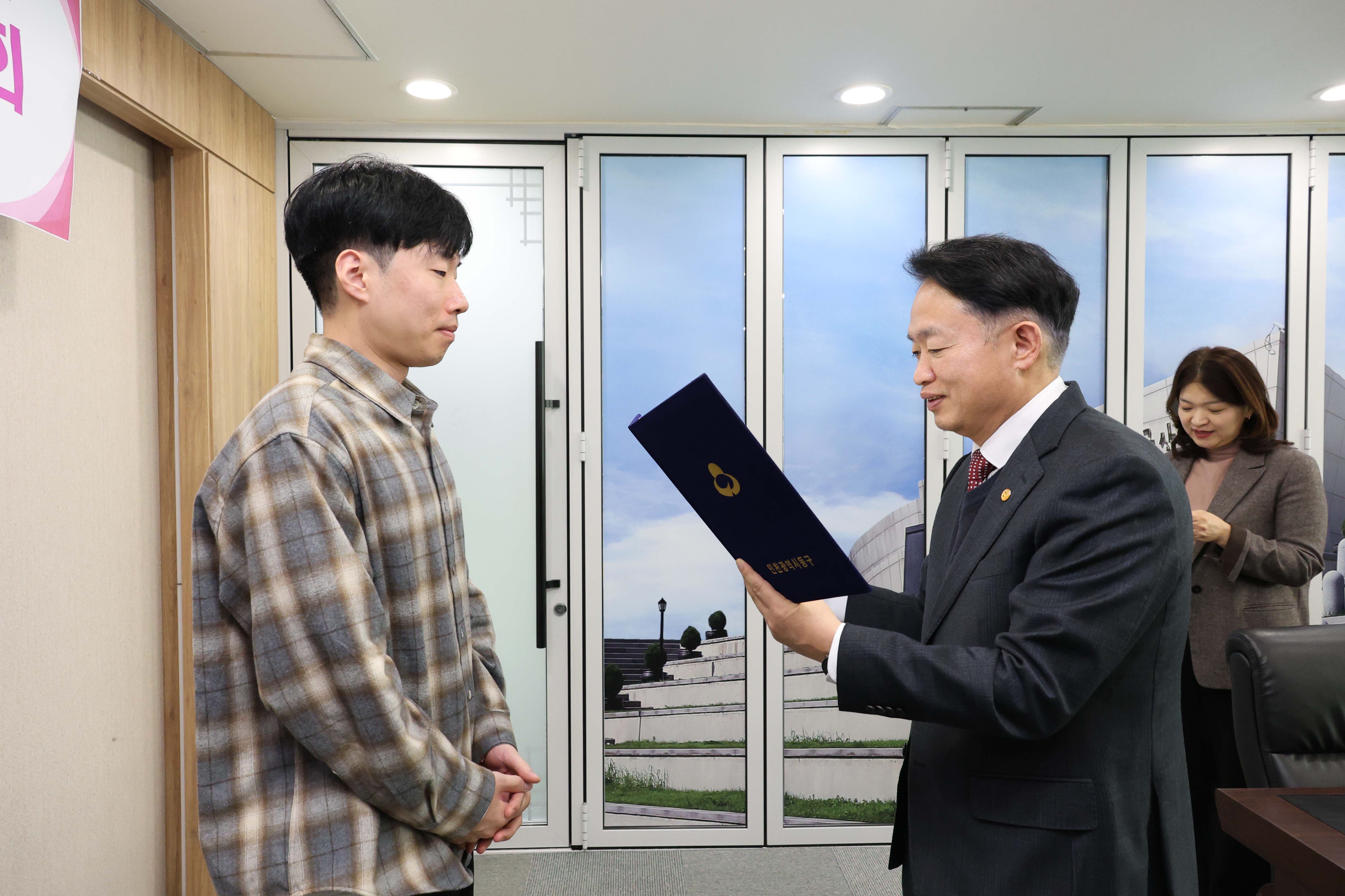 20251217_민원처리_마일리지_운영_우수_공무원_포상_및_간담회-5.jpg 이미지