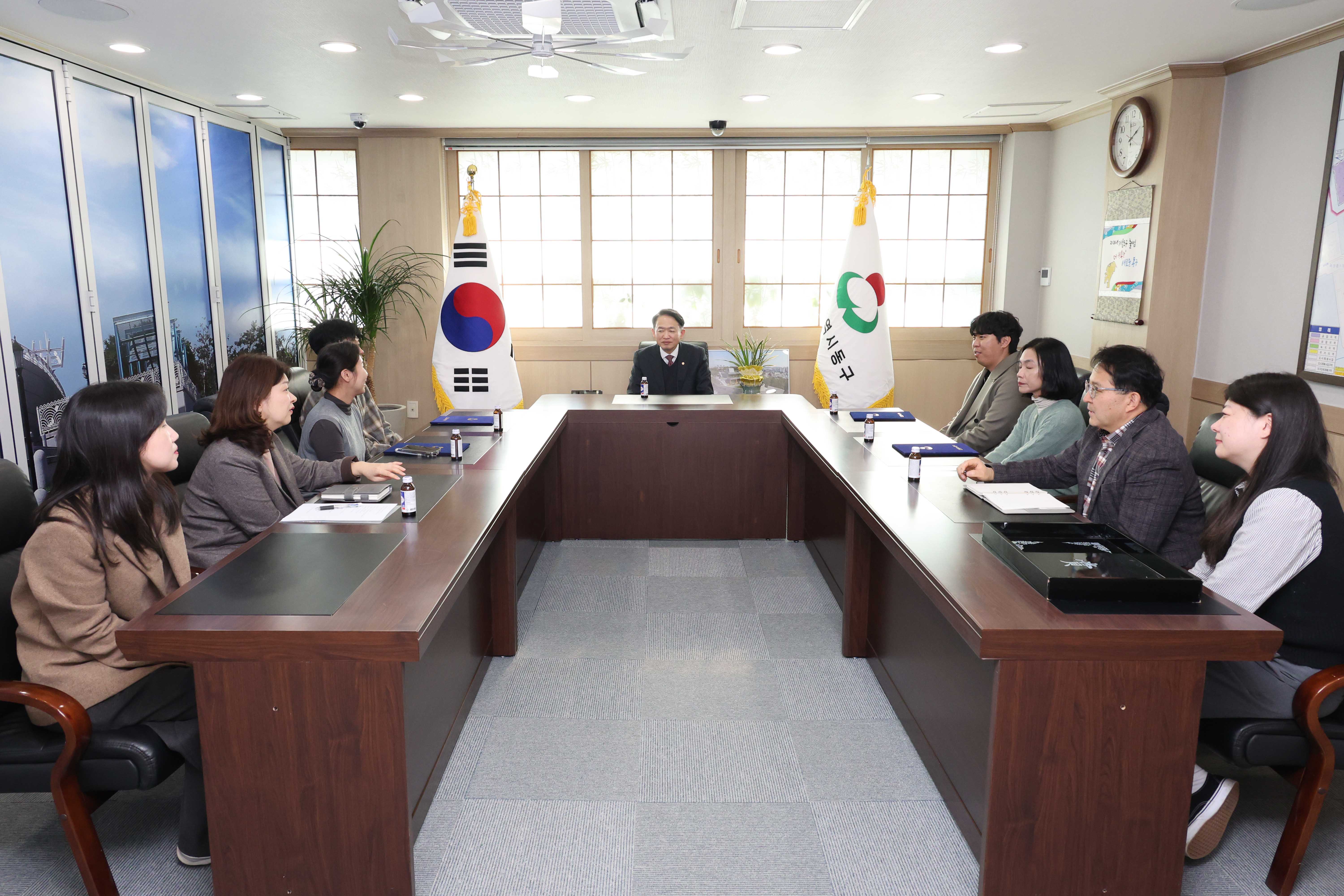 20251217_민원처리_마일리지_운영_우수_공무원_포상_및_간담회-6.jpg 이미지