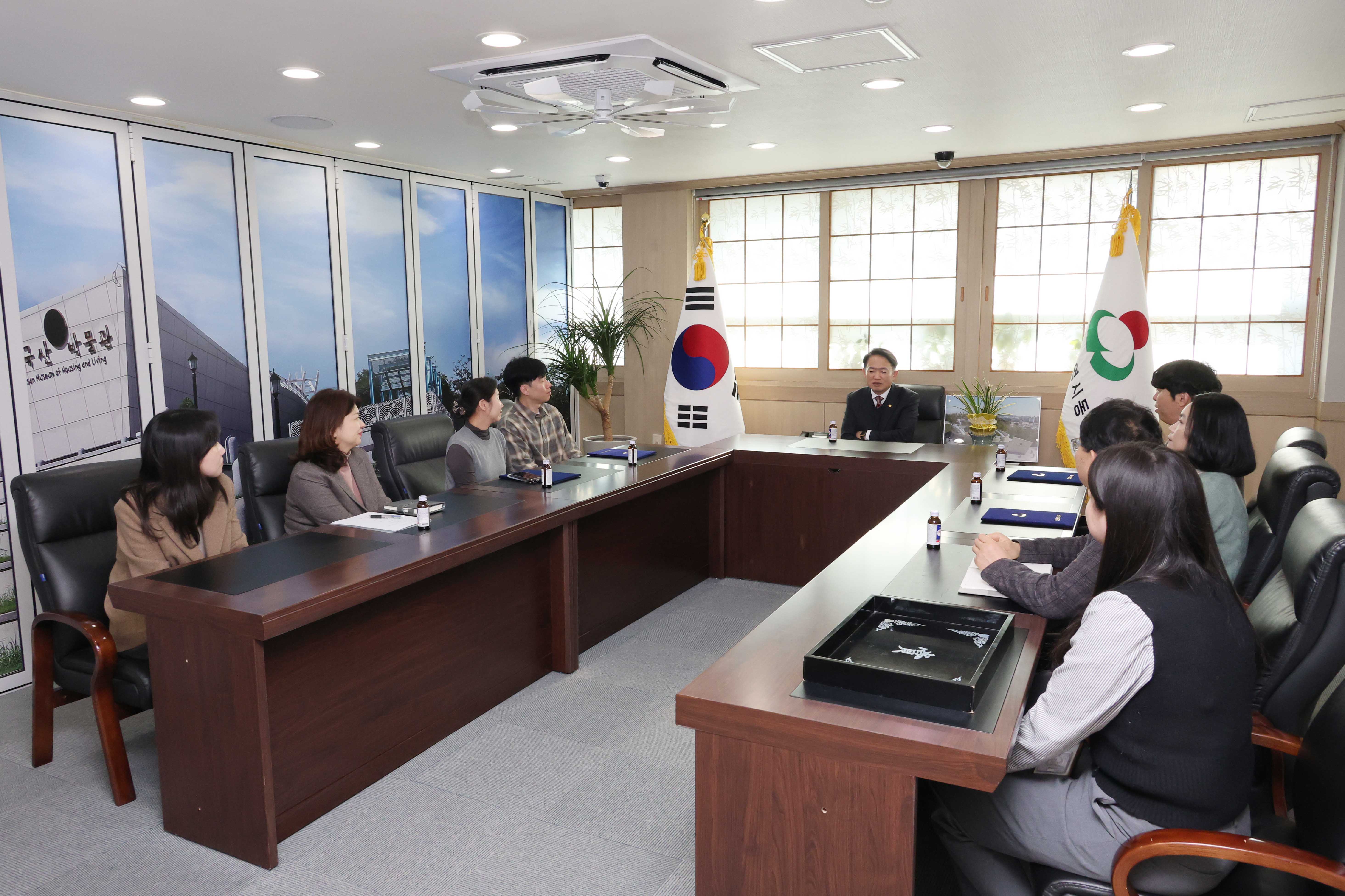 20251217_민원처리_마일리지_운영_우수_공무원_포상_및_간담회-7.jpg 이미지