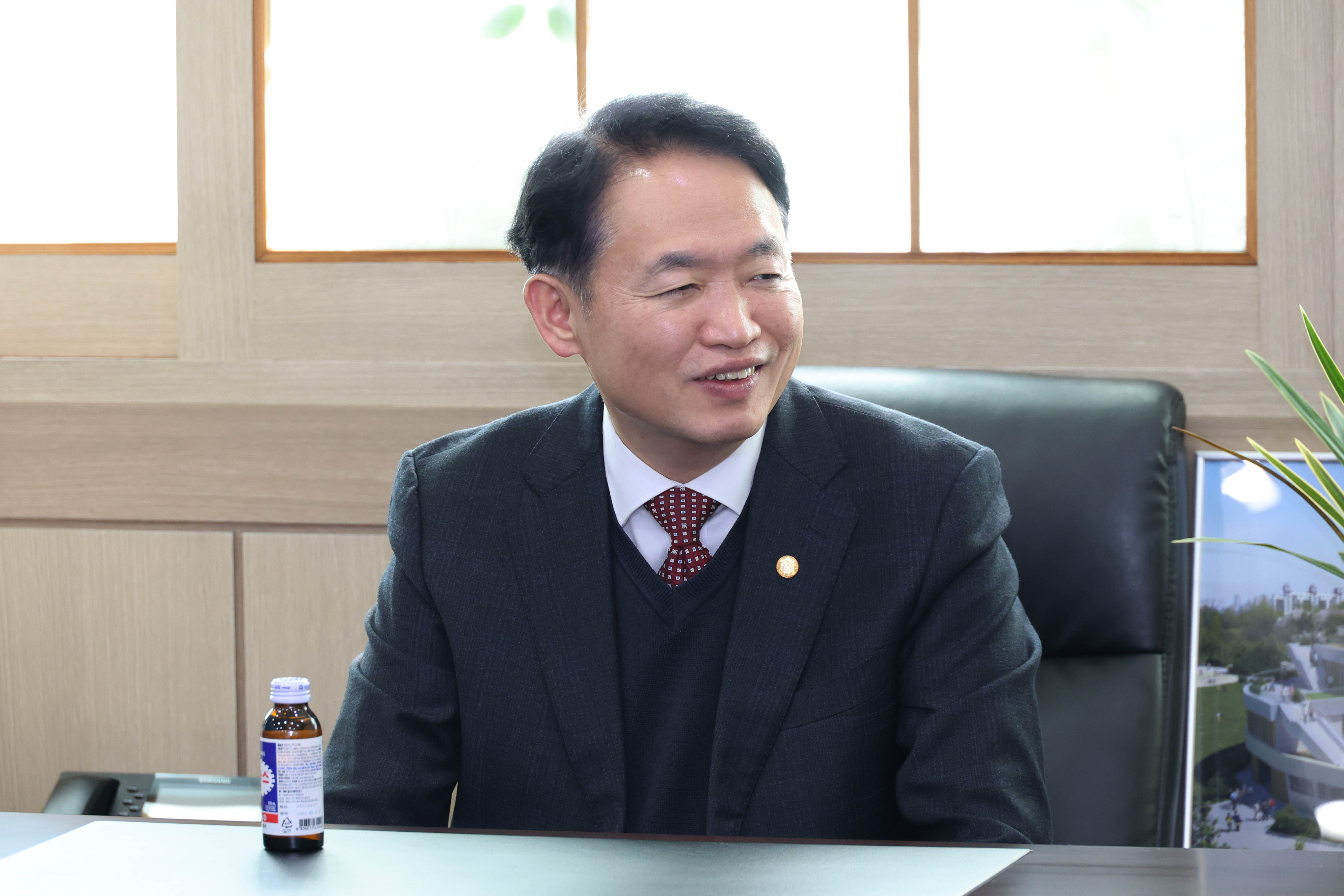 20251217_민원처리_마일리지_운영_우수_공무원_포상_및_간담회-8.jpg 이미지