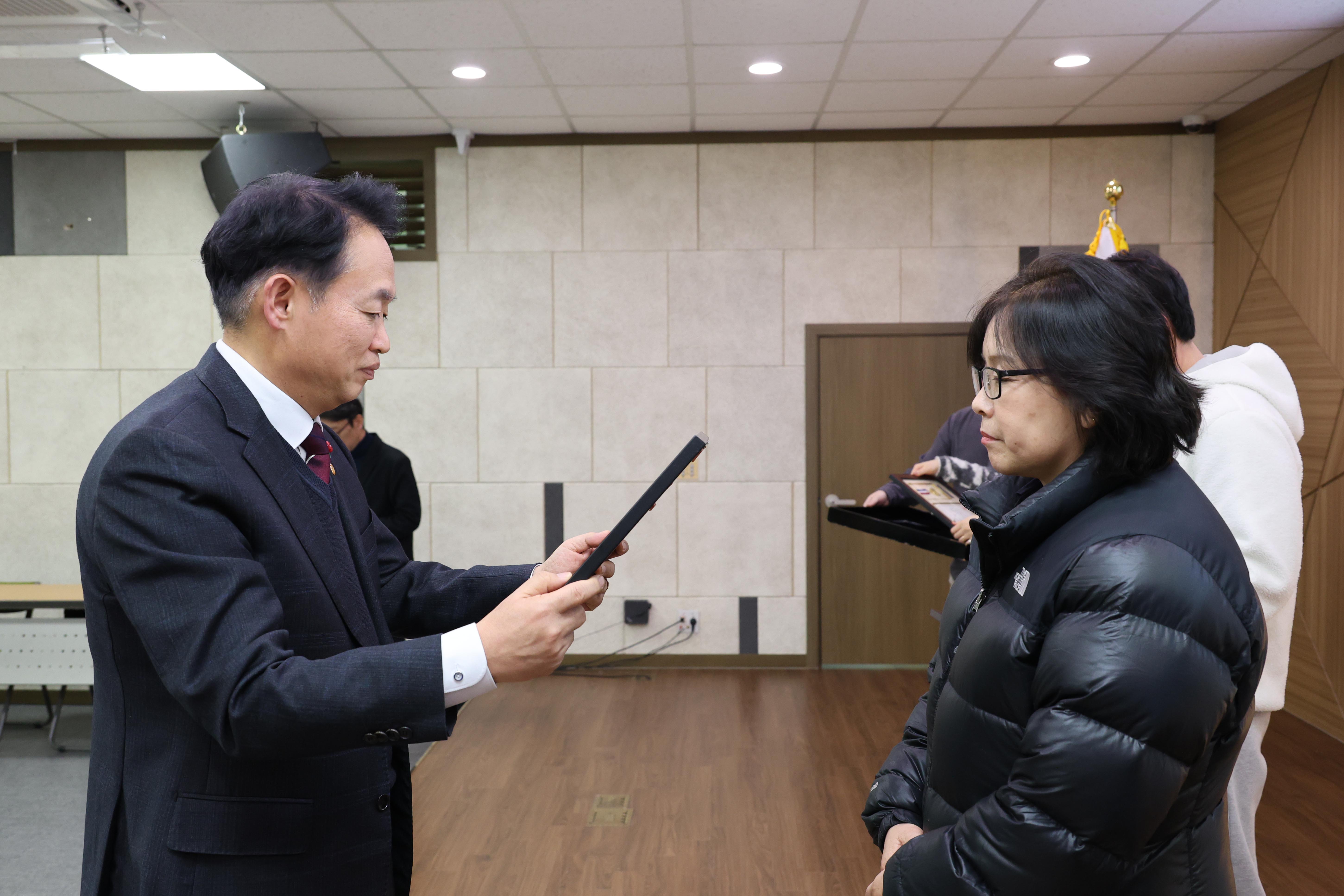 20251219_2025년_환경공무관_정년퇴임식_및_표창수여식-6.jpg 이미지