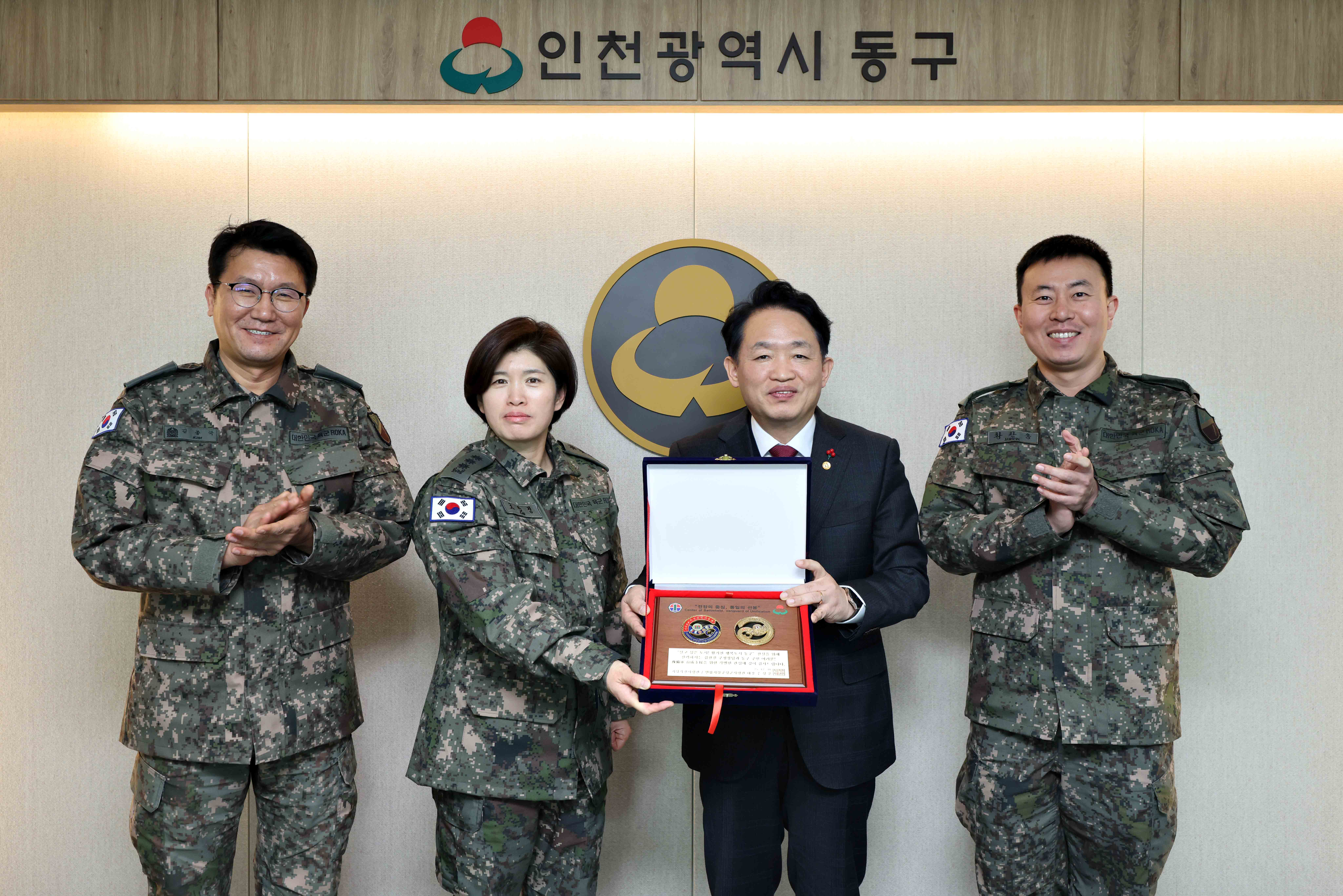 20251230_예비군_육성지원_우수지자체_감사패_전달1.jpg 이미지