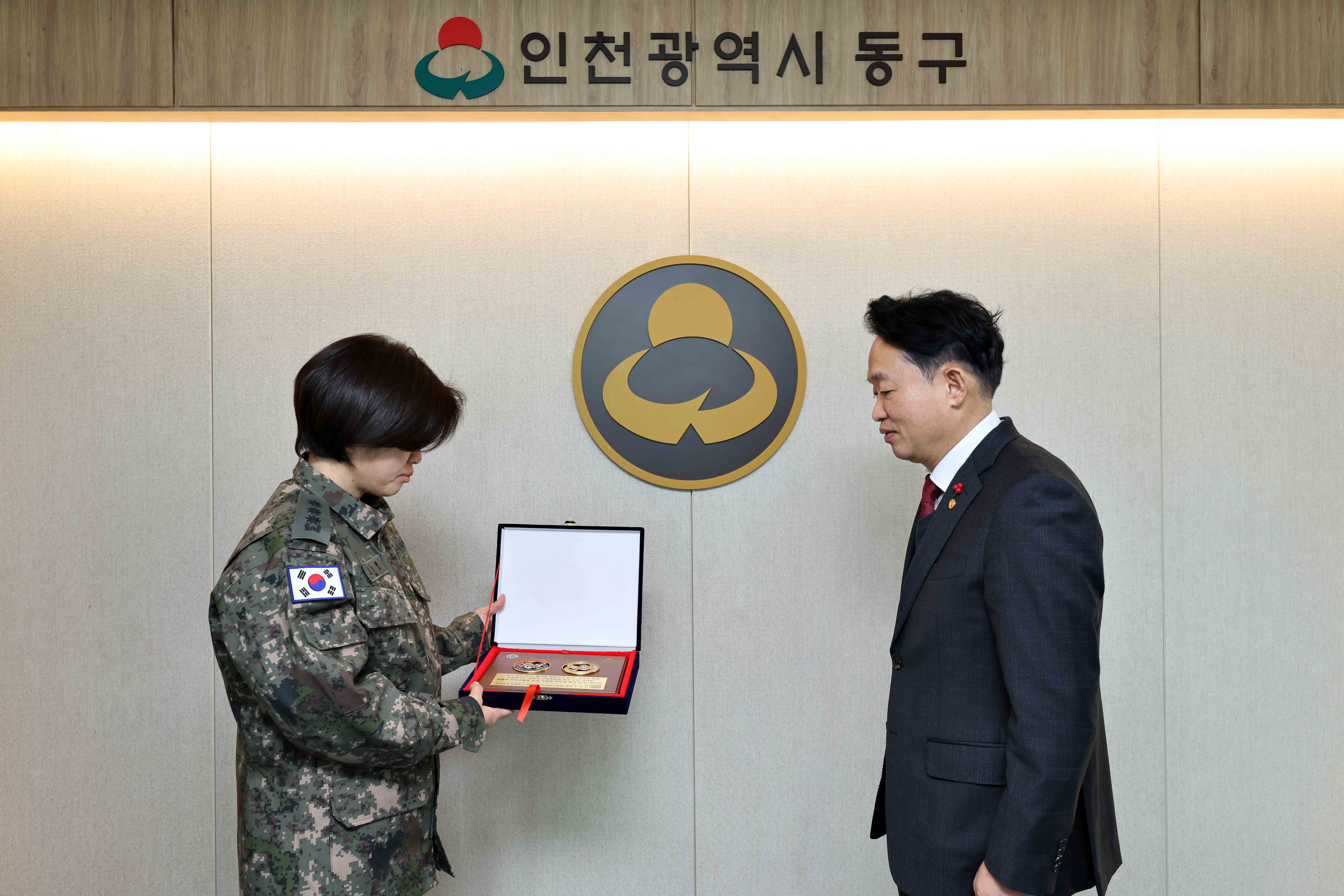 20251230_예비군_육성지원_우수지자체_감사패_전달3.jpg 이미지