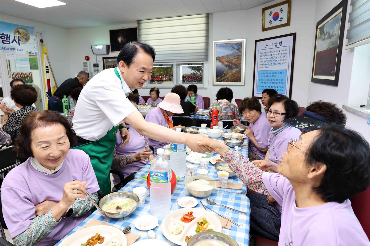 송림4동 어르신 닭곰탕 대접 행사 사진