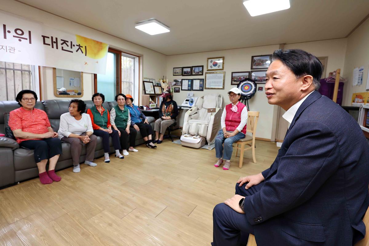 추석맞이 경로당 방문 사진
