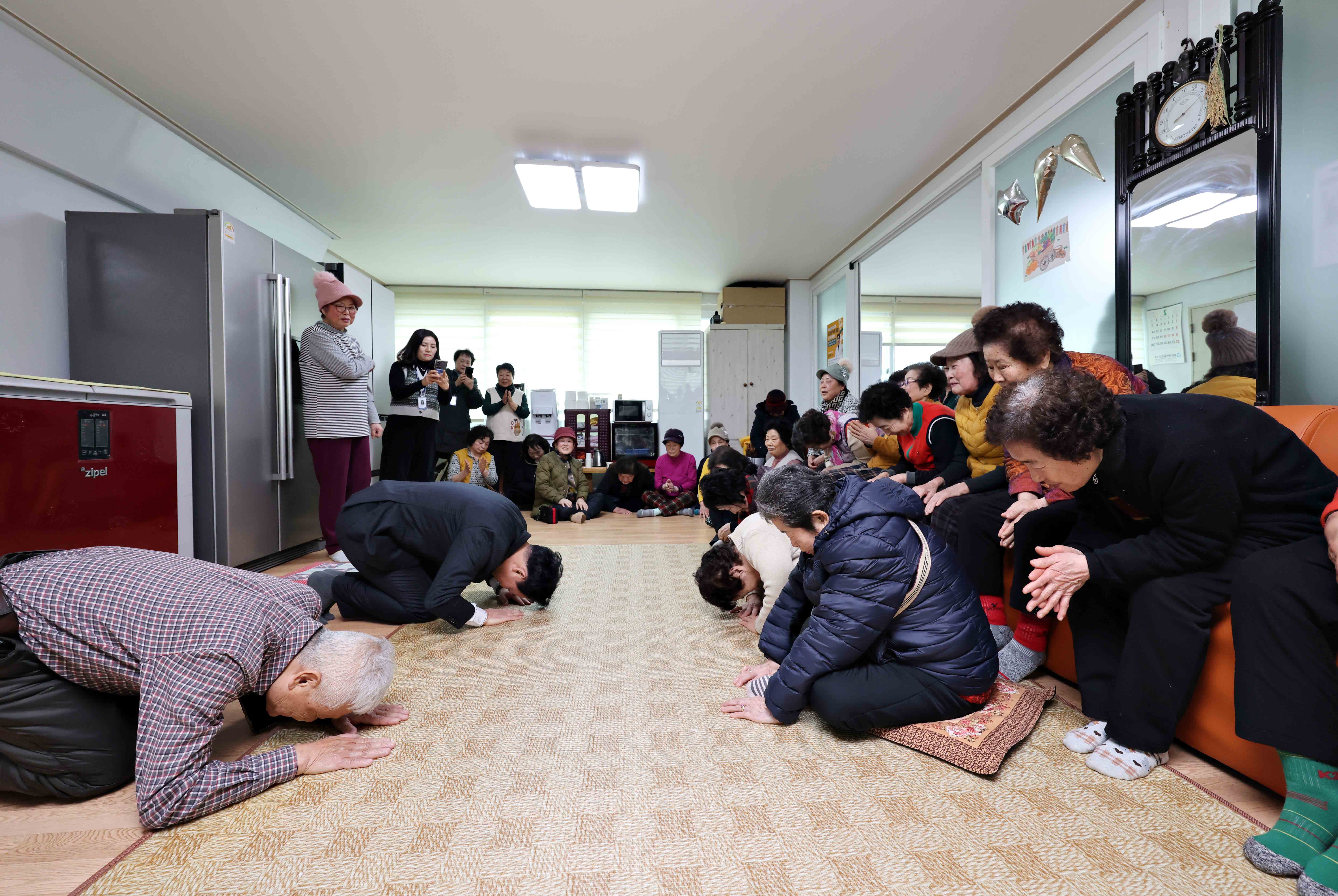 20260211_설맞이_경로당_방문3.jpg 이미지