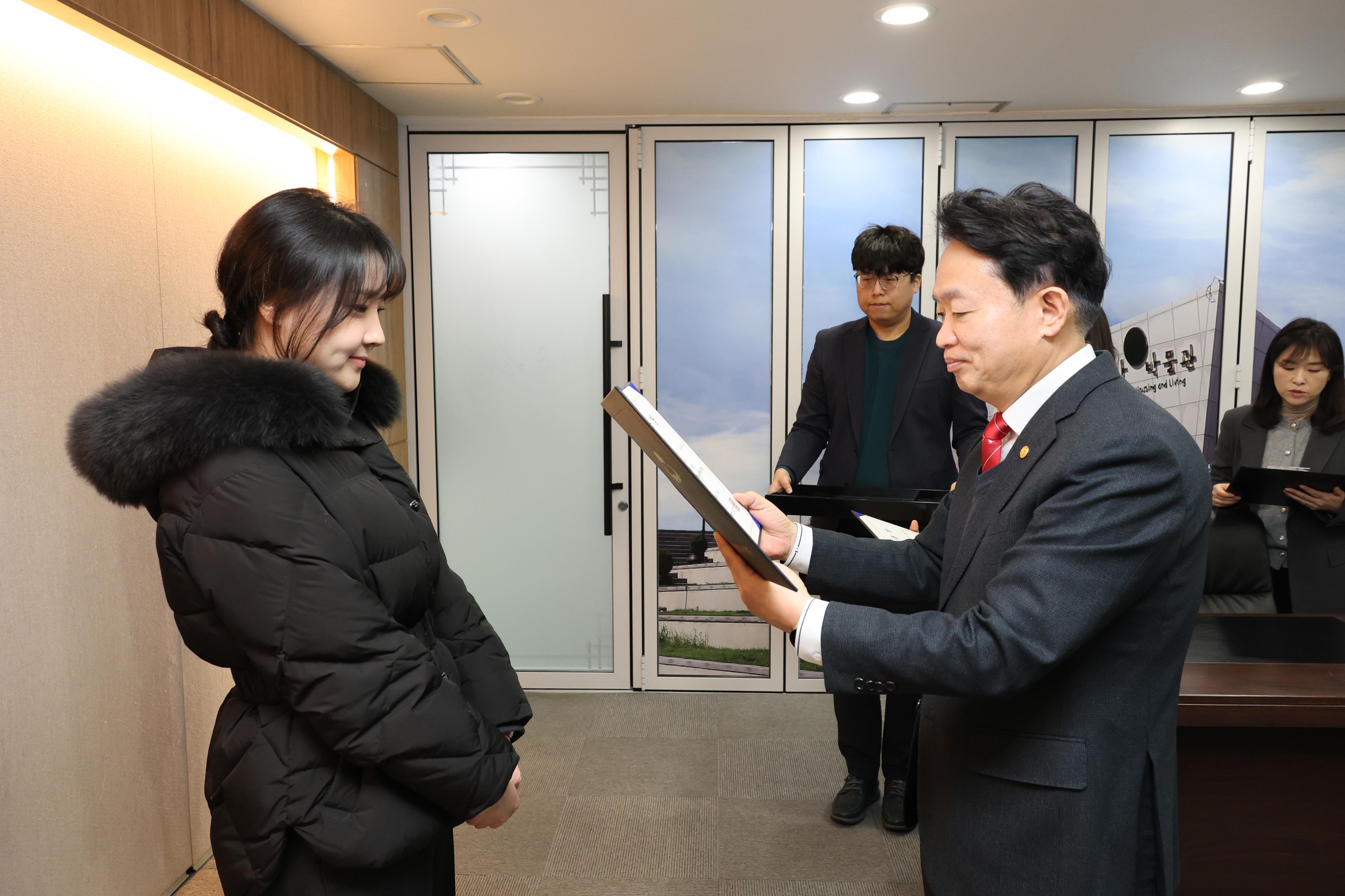 20260219_임용장_수여식-3.jpg 이미지