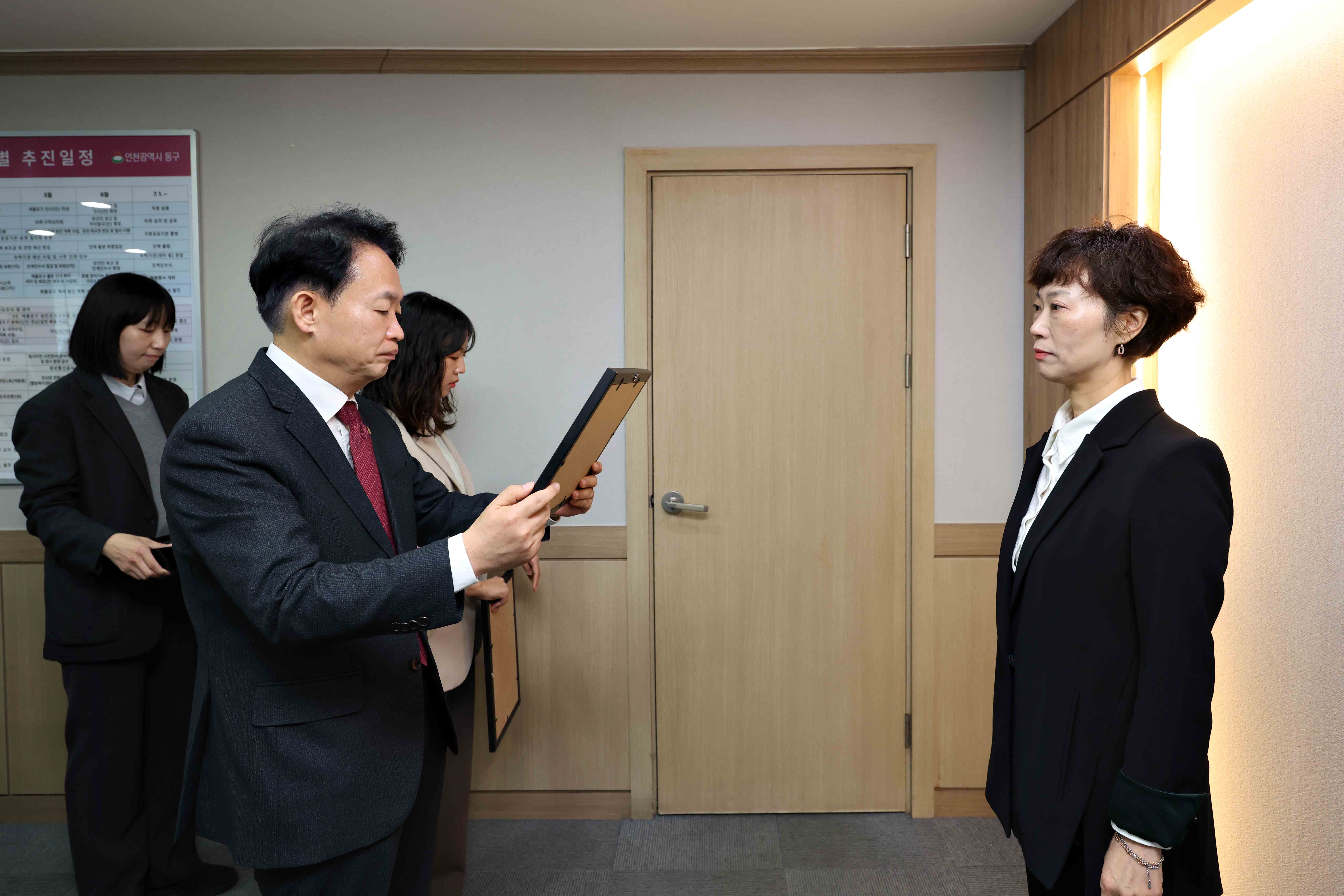 20260326_2025년_통합성과관리_자체평가_우수_부서_상장_수여식2.jpg 이미지