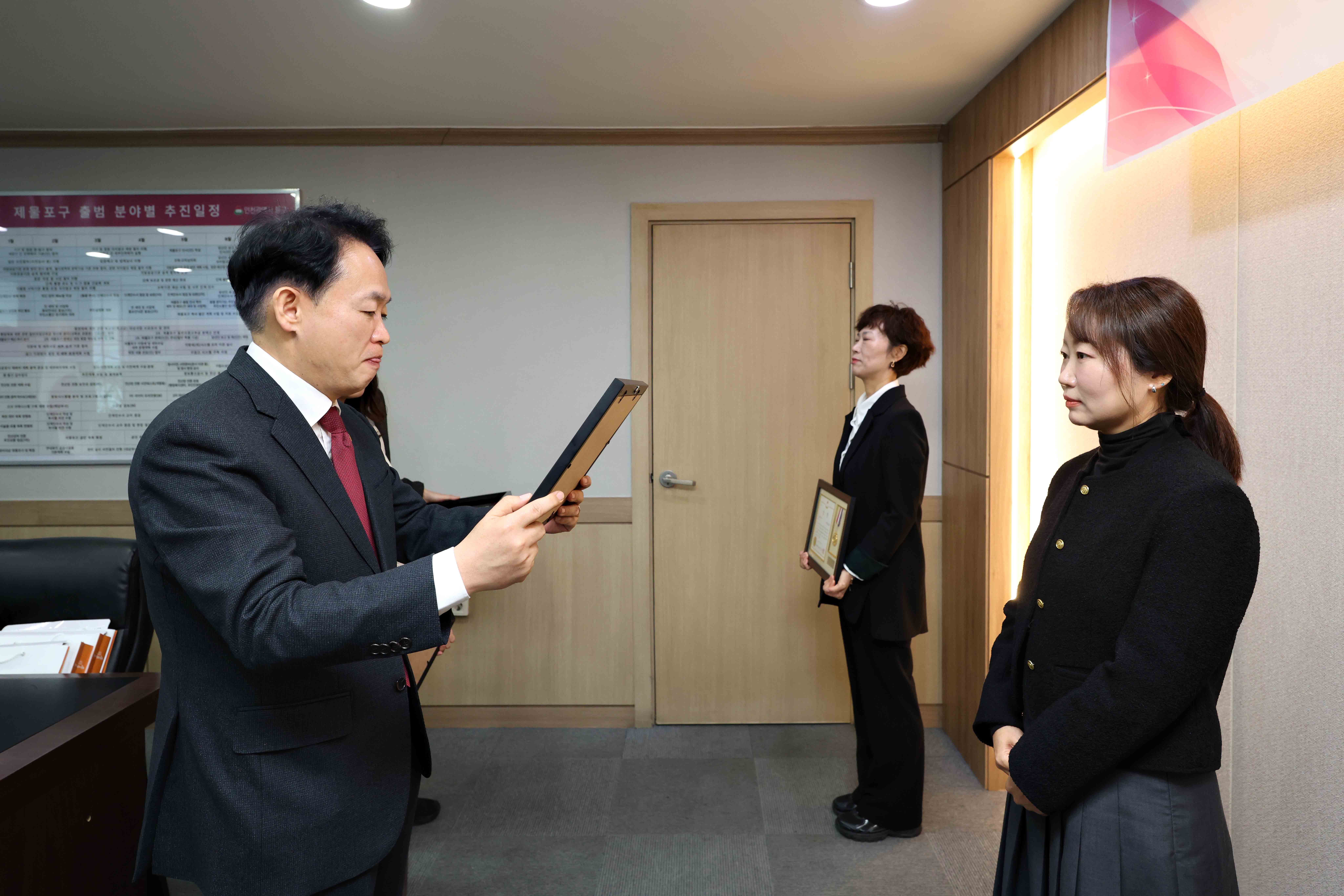 20260326_2025년_통합성과관리_자체평가_우수_부서_상장_수여식3.jpg 이미지